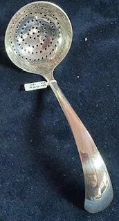 Zilveren suikerstrooilepel, glad model, 1909