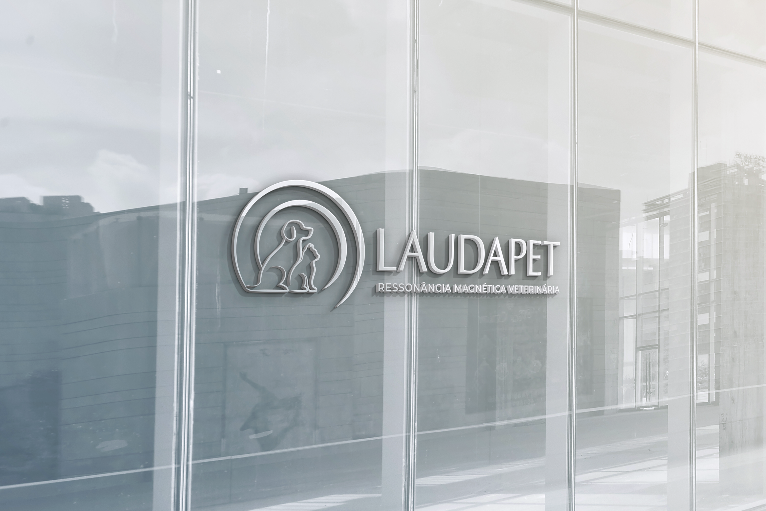 Logo da clínica veterinária Laudapet, especialista em ressonancia magnética veterinária,  com ilustração de cães e gatos em uma fachada de vidro moderna.