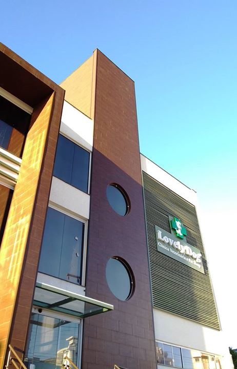 Prédio de hospital veterinário com fachada moderna, janelas retangulares e redondas, onde fica a clinica Laudapet, de a ressonancia magnética em Florianopolis