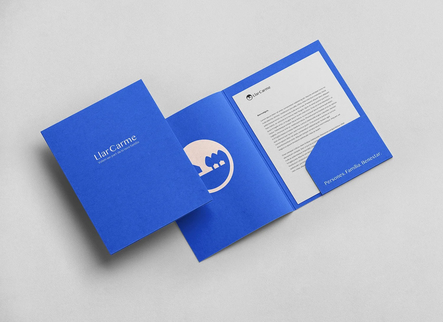 Folleto azul para Llar Carme con logo, texto en español y un diseño simple_Llar carme_premia de mar_diseño identidad de estudio berlin