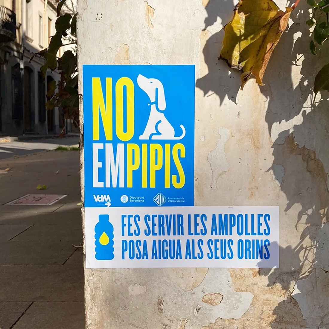 Cartel con un dibujo de un perro_no empipis, campaña per l'ajuntament de Vilassar de Mar_campaña identidad grafica de estudio berlin