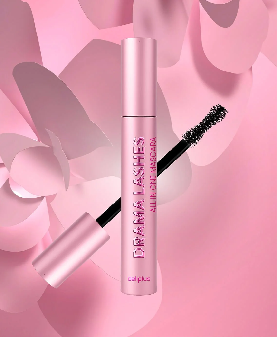 Mascarilla de pestañas de color rosa con aplicador, sobre fondo de pétalos de rosa en tonos rosas_Mascaras deliplus_mercadona_Packaging de cosmetica de estudio berlin