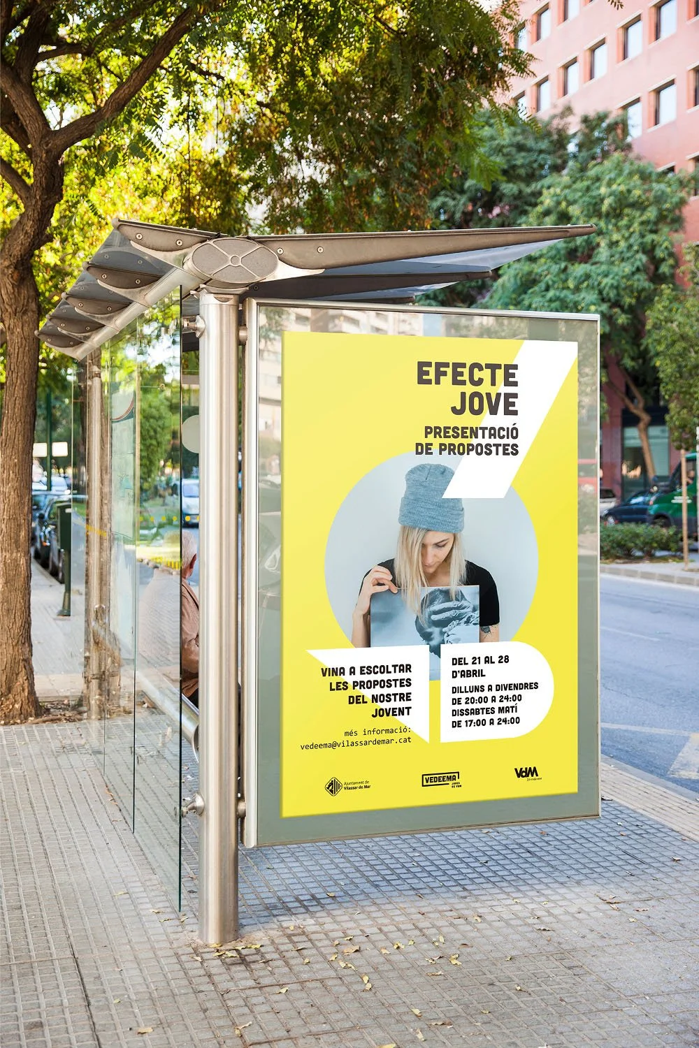 Cartel publicitario en una parada de autobús, promoviendo una exposición llamada 'Efecte Jove' sobre propuestas de jóvenes_VEDEEMA JOVES DE VDM_campaña identidad grafica de estudio berlin
