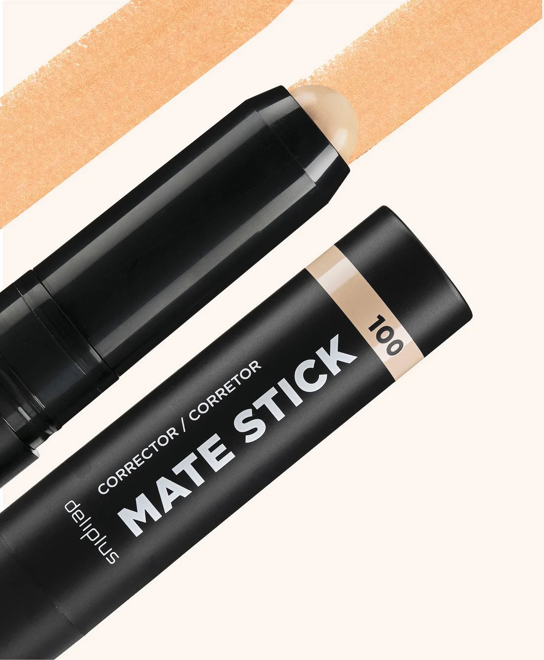 Corrector de ojeras en formato sólido en envase negro, con aplicador en color beige. Junto a un stick de maquillaje mate en color beige con escritura en blanco y negro, y fondo con rayas beige y blancas.