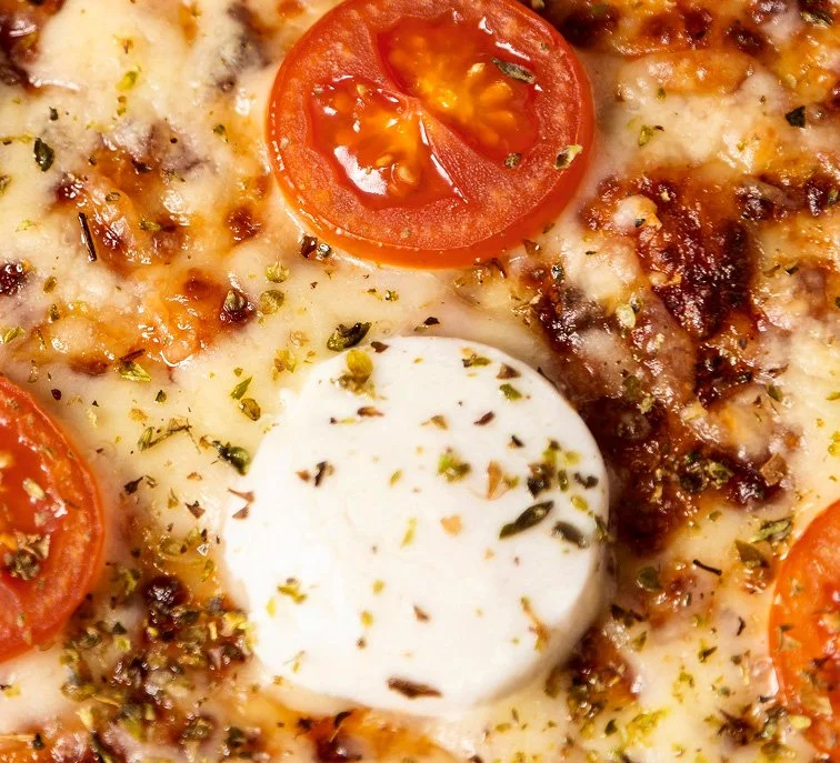 Pizza con queso, tomates y crema_fet a ma_identidad grafica de estudio berlin