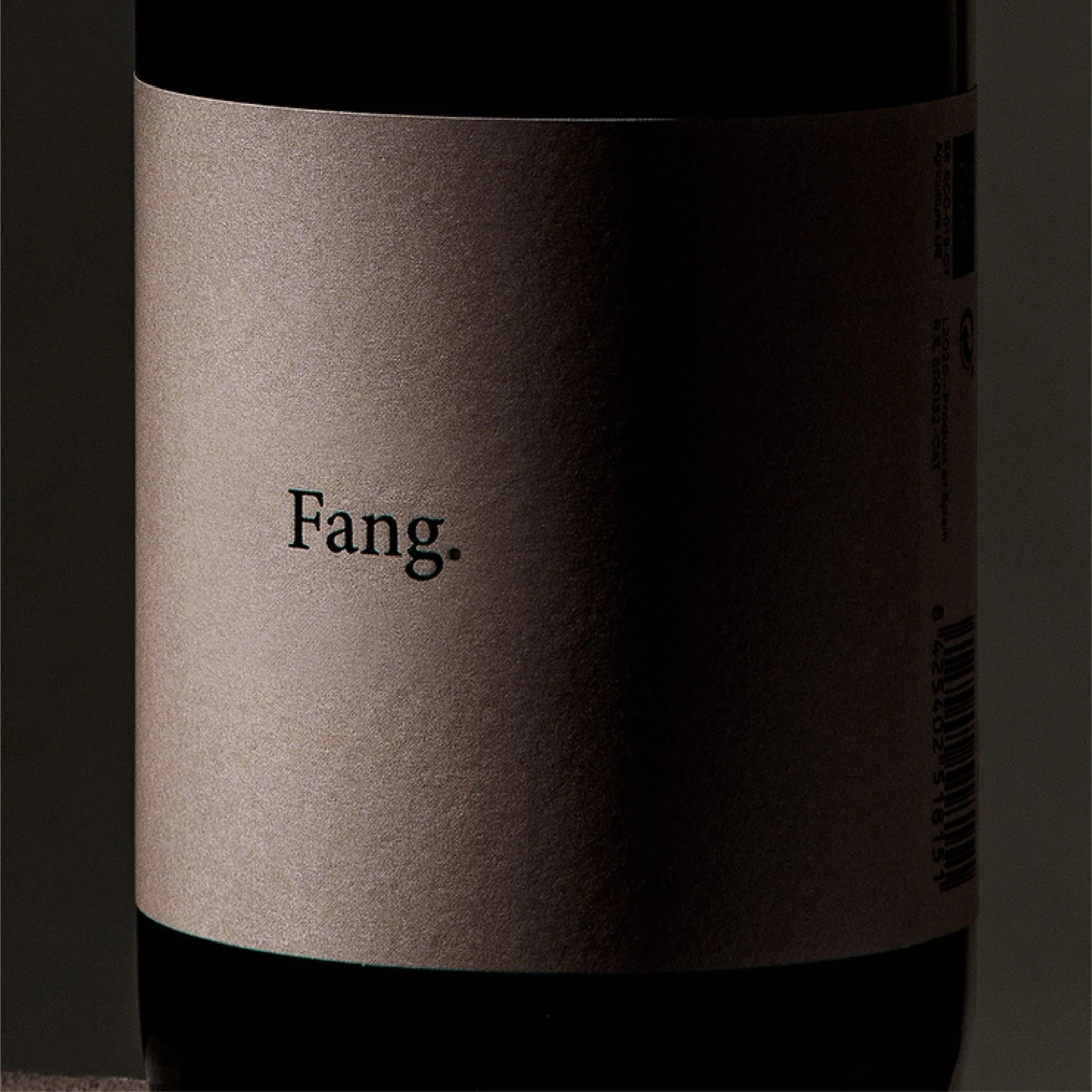 Etiqueta de botella con la palabra 'Fang' en letras negras en un fondo gris suave y oscuro_vi de fang_diseño de packagine de estudio Berlin