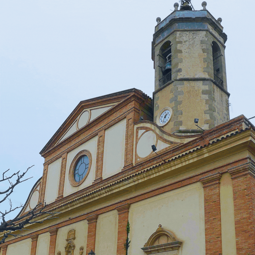 Vista de una iglesia con torre y reloj en una tarde nublada_fet a ma_identidad grafica de estudio berlin