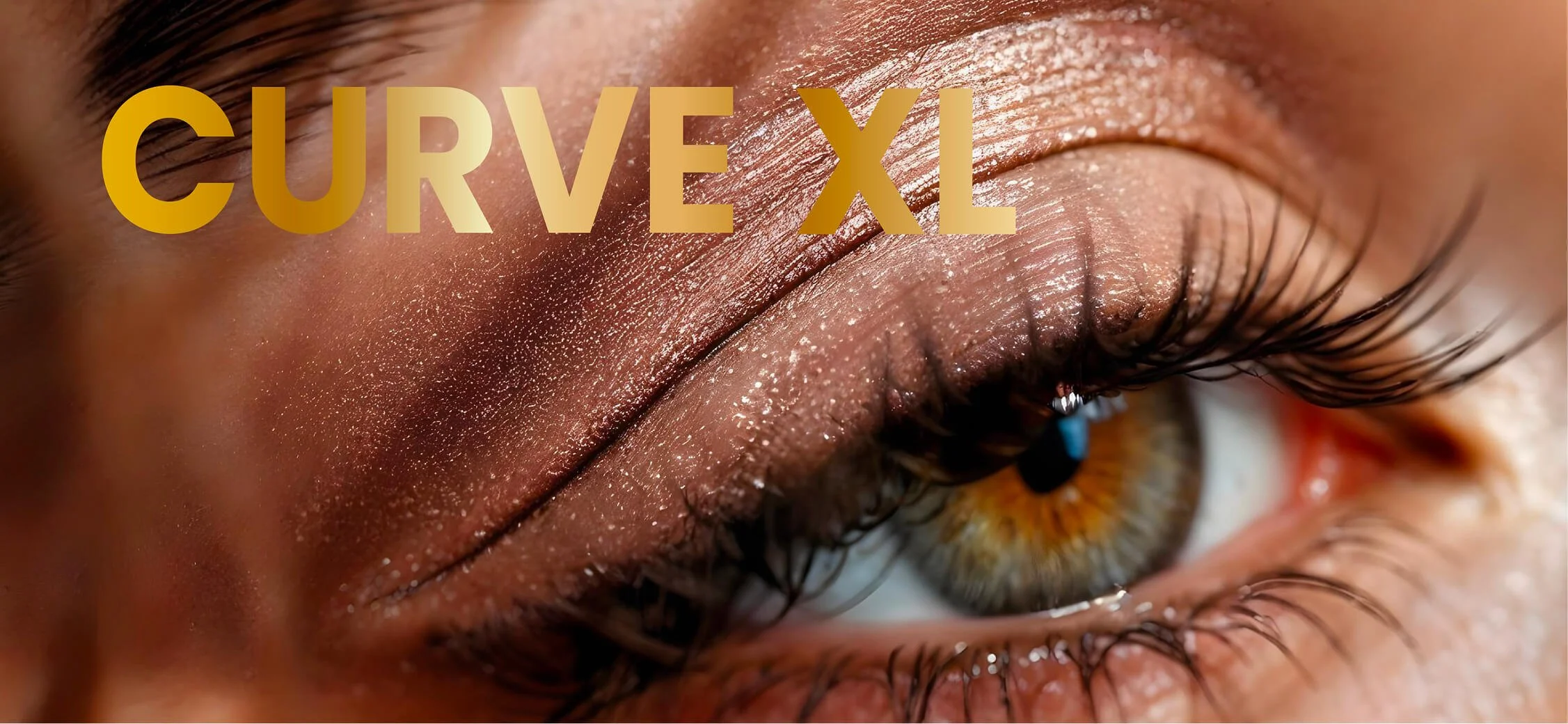 Primer plano de un párpado cerrado con pestañas largas y rizado, con ojos de color marrón, y el texto en letras grandes y doradas que dice 'CURVE XL'_Mascaras deliplus_mercadona_Packaging de cosmetica de estudio berlin