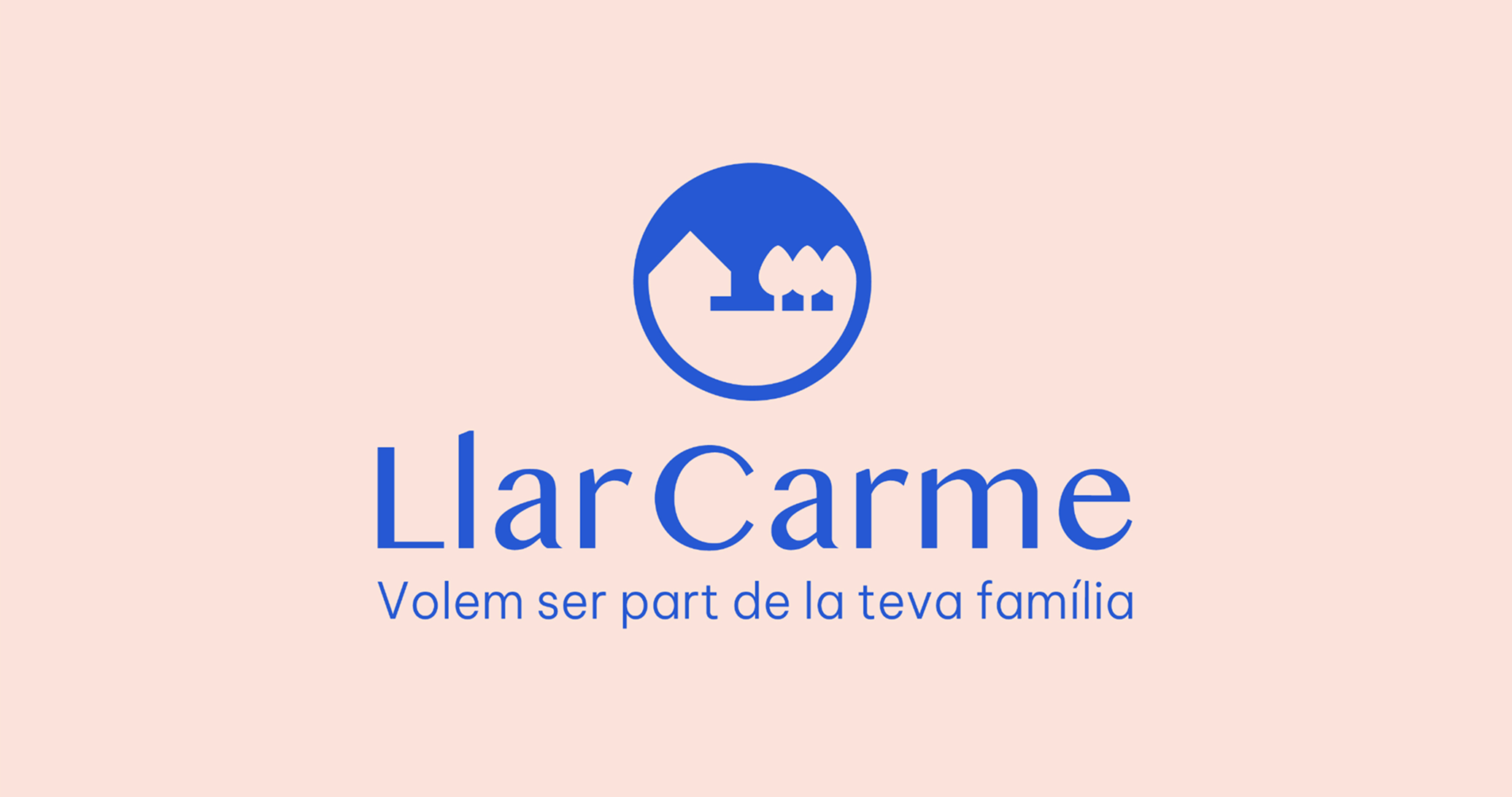 Logotipo de Llarmarme con un ícono de una casa y árboles en un círculo azul, y texto en azul que dice 'LlarCarme' y 'Volem ser part de la teva família' en fondo rosa claro_Llar carme_premia de mar_diseño identidad de estudio berlin