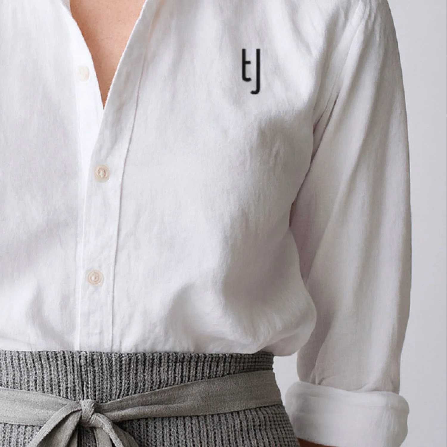 Uniforme para Tina jacquard, con logotipo en la blusa."TJ"_identidad gráfica de estudio Berlin