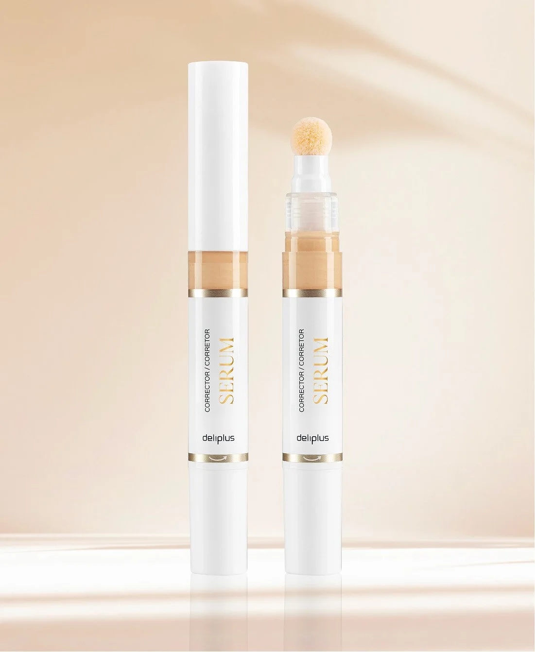 Corrector líquido en presentación con aplicador en forma de esponja, envases blancos con detalles dorados y text labels_línia bàsica de Deliplus_mercadona_diseño de packaging de cosmètica de estudio berlin
