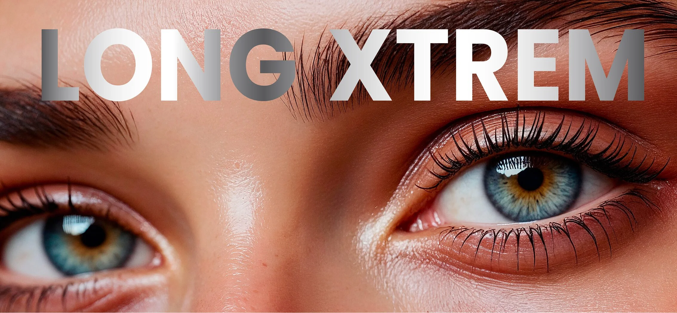 Primer plano de unos ojos humanos con la palabra 'LONGXTREM' superpuesta en la parte superior de la imagen_Mascaras deliplus_mercadona_Packaging de cosmetica de estudio berlin