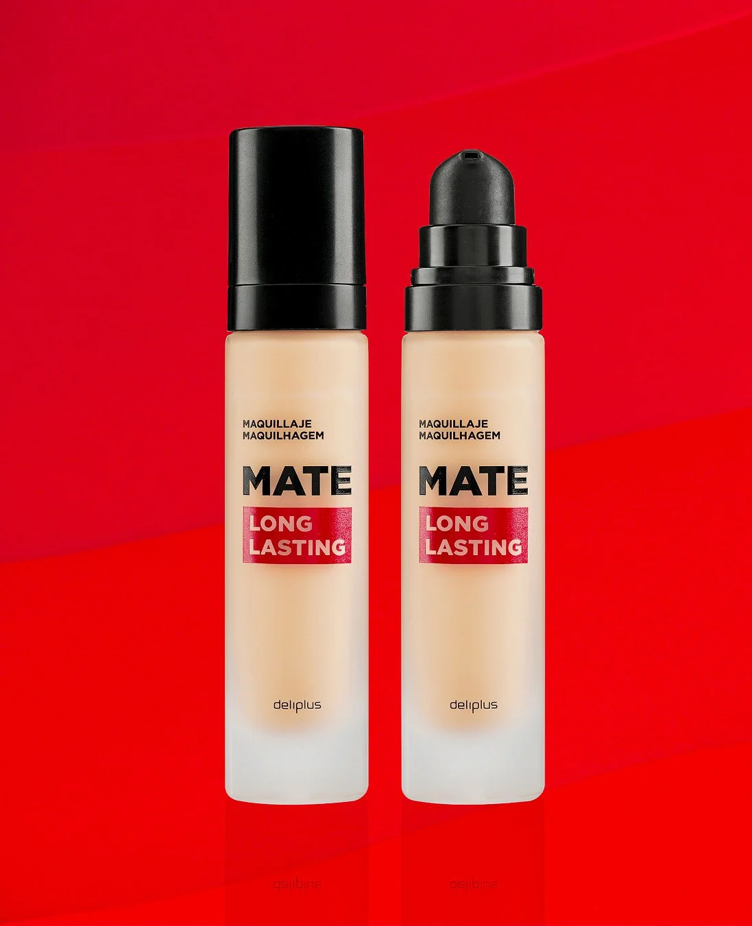 Dos frascos de maquillaje mate con acabado de larga duración sobre fondo rojo_línia bàsica de Deliplus_mercadona_diseño de packaging de cosmètica de estudio berlin