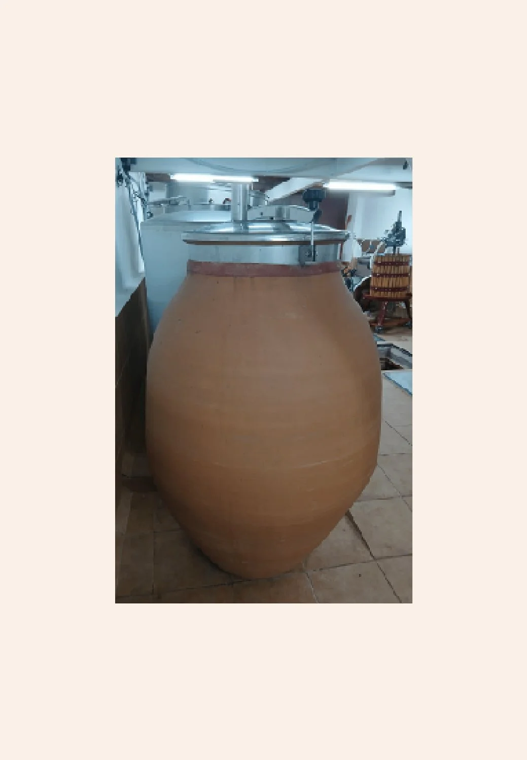 Gran tinaja de barro en un ambiente de cocina o taller, con utensilios y mesas en el fondo_vi de fang_diseño de packagine de estudio Berlin