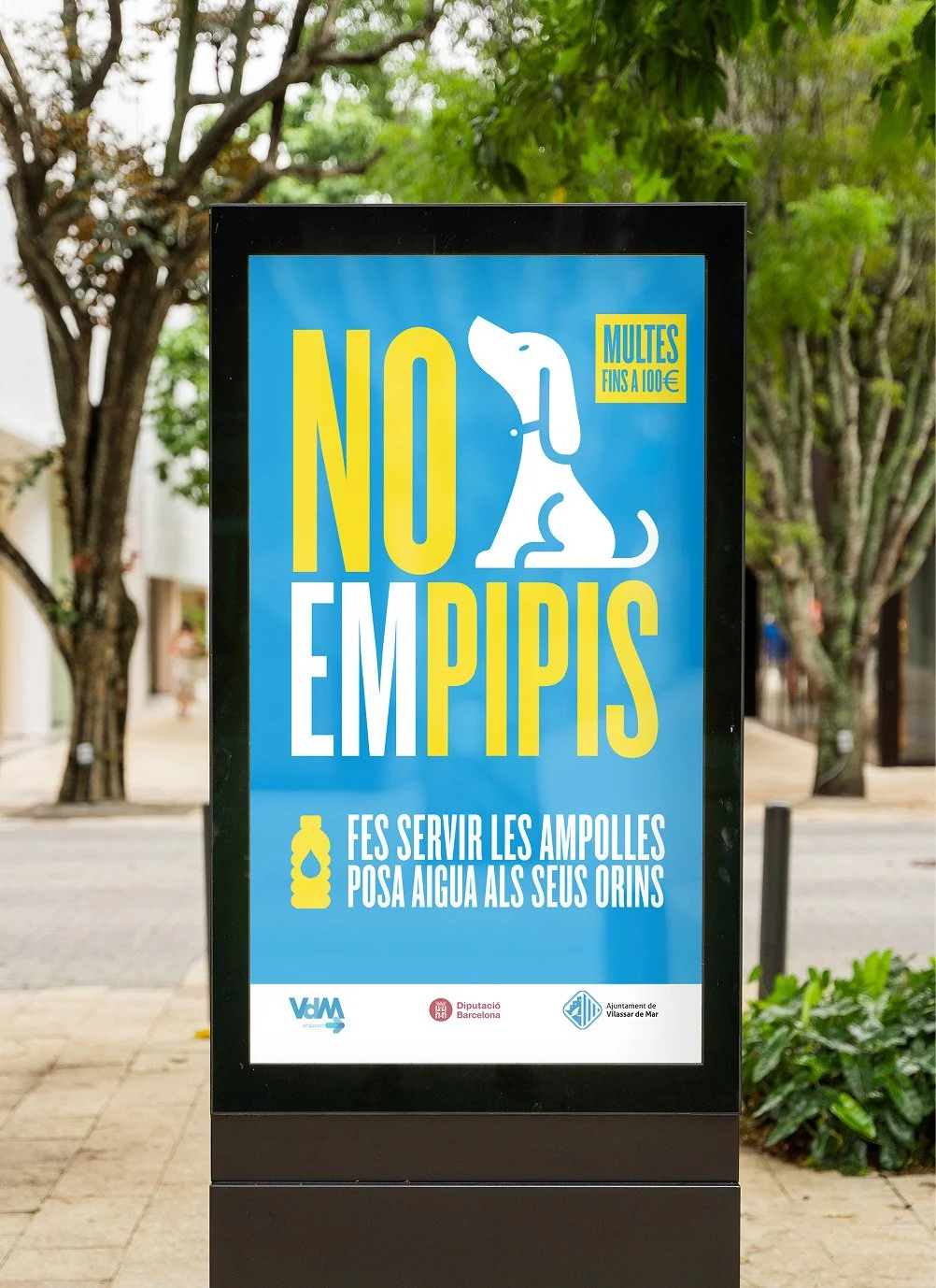 Cartel que prohíbe orinar en la calle con un dibujo de un perro y letras grandes en amarillo y blanco. _no empipis, campaña per l'ajuntament de Vilassar de Mar_campaña identidad grafica de estudio berlin