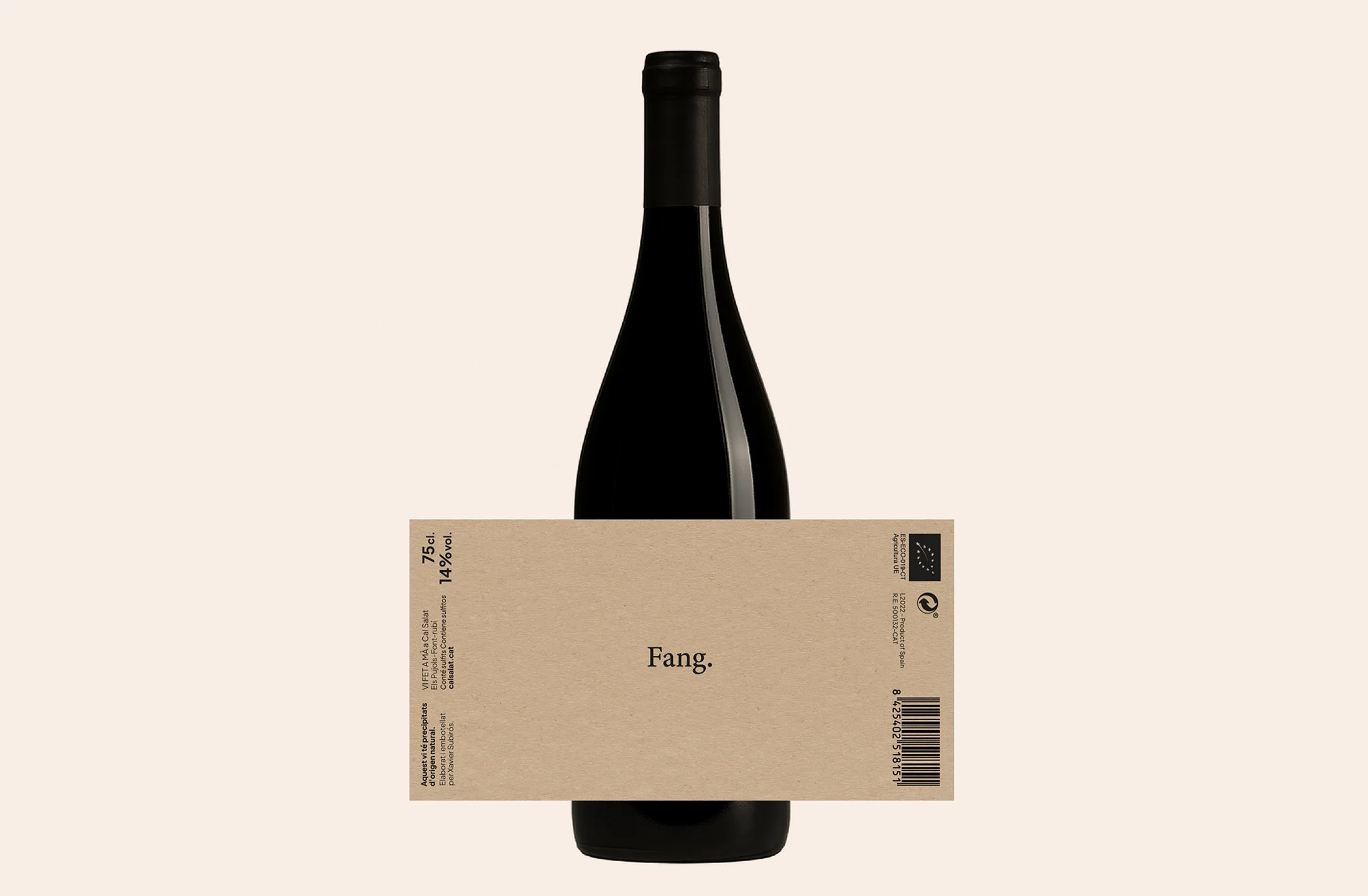 Botella de vino negro con etiqueta con el texto "Fang" y detalles de producción y logotipos ecológicos en un fondo beige_vi de fang_diseño de packagine de estudio Berlin