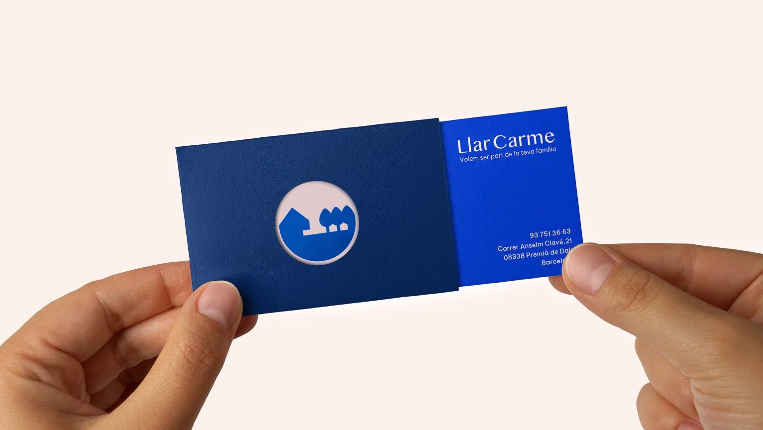 Tarjeta de visita azul con logotipo en corte circular y texto en español que incluye información de contacto y dirección.