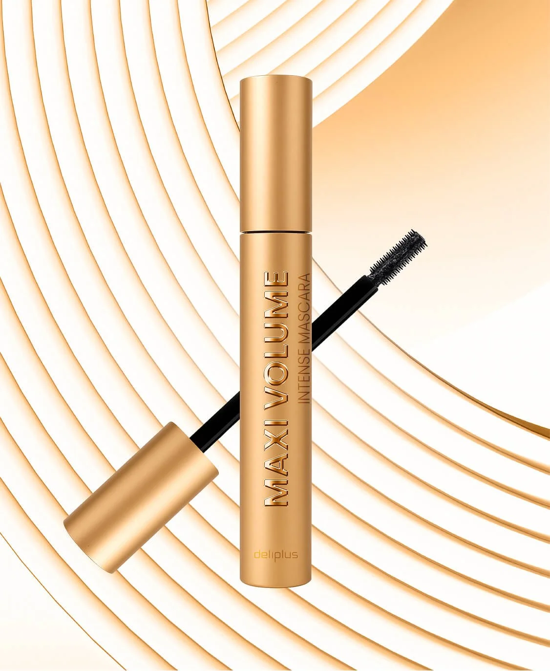 Una máscara de pestañas en envase dorado con aplicador, sobre un fondo de líneas curvas en tonos dorados y beige_Mascaras deliplus_mercadona_Packaging de cosmetica de estudio berlin