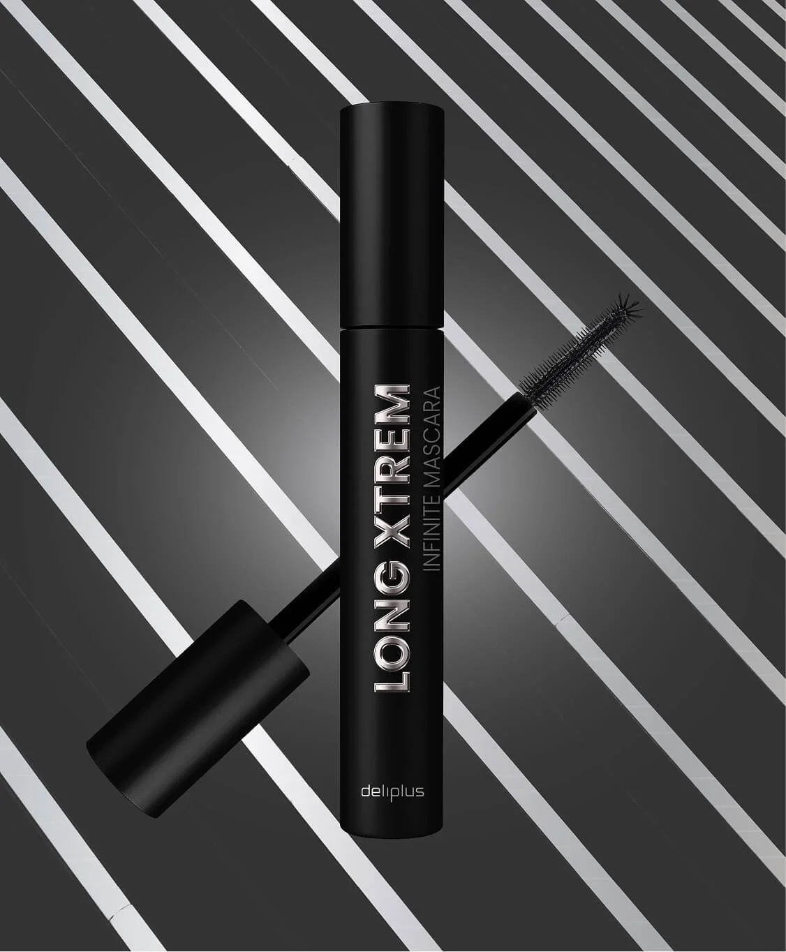 Una máscara de pestañas negra de la marca Deliplus llamada Long Xtreme Infinite Mascara, en un fondo con líneas diagonales en tonos grises y blancos_Mascaras deliplus_mercadona_Packaging de cosmetica de estudio berlin