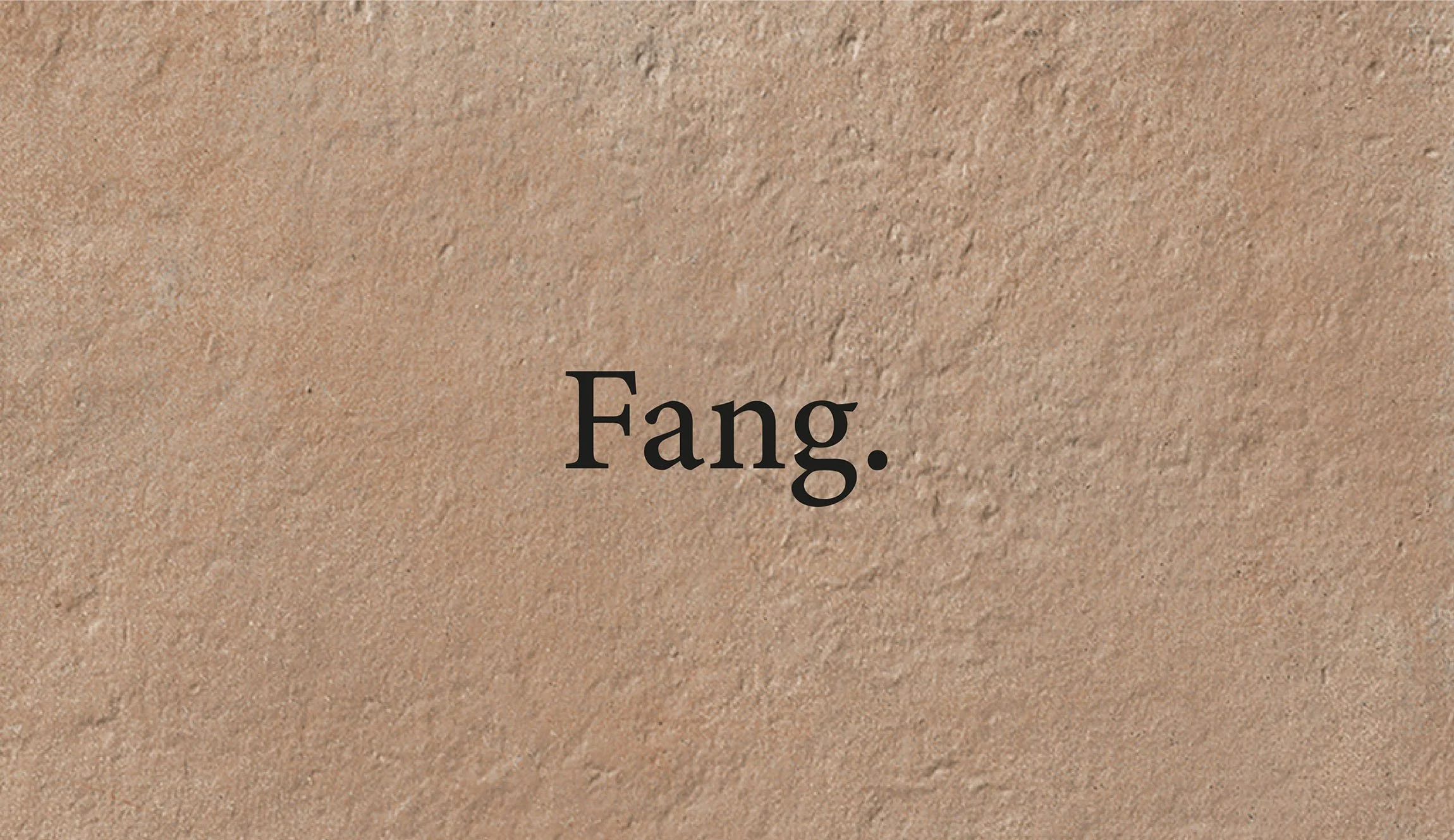 Fondo arenoso con la palabra 'Fang' en letras negras en el centro_vi de fang_diseño de packagine de estudio Berlin