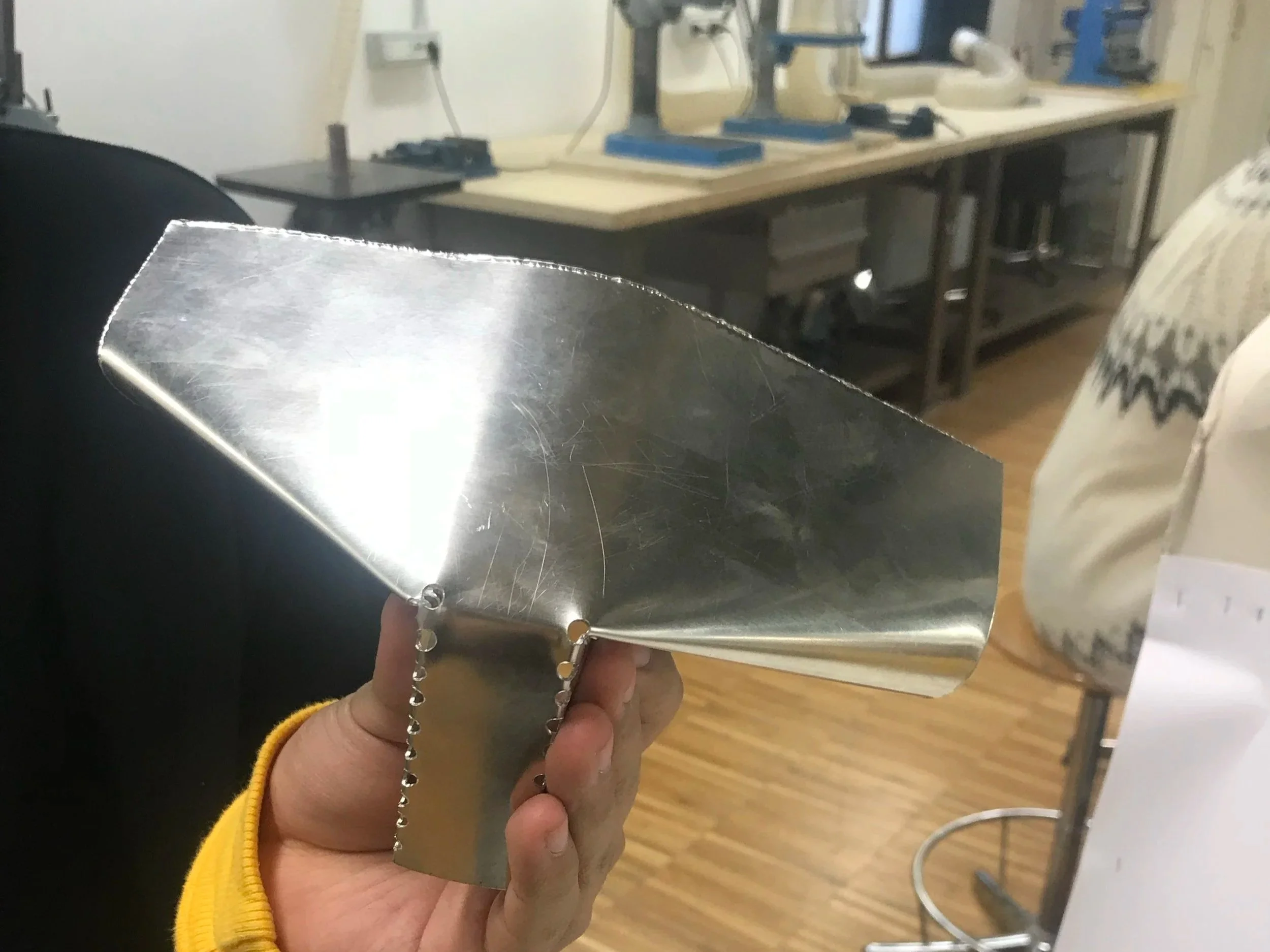 Prototipazione di un oggetto in alluminio. Studio della piega come elemento strutturale.