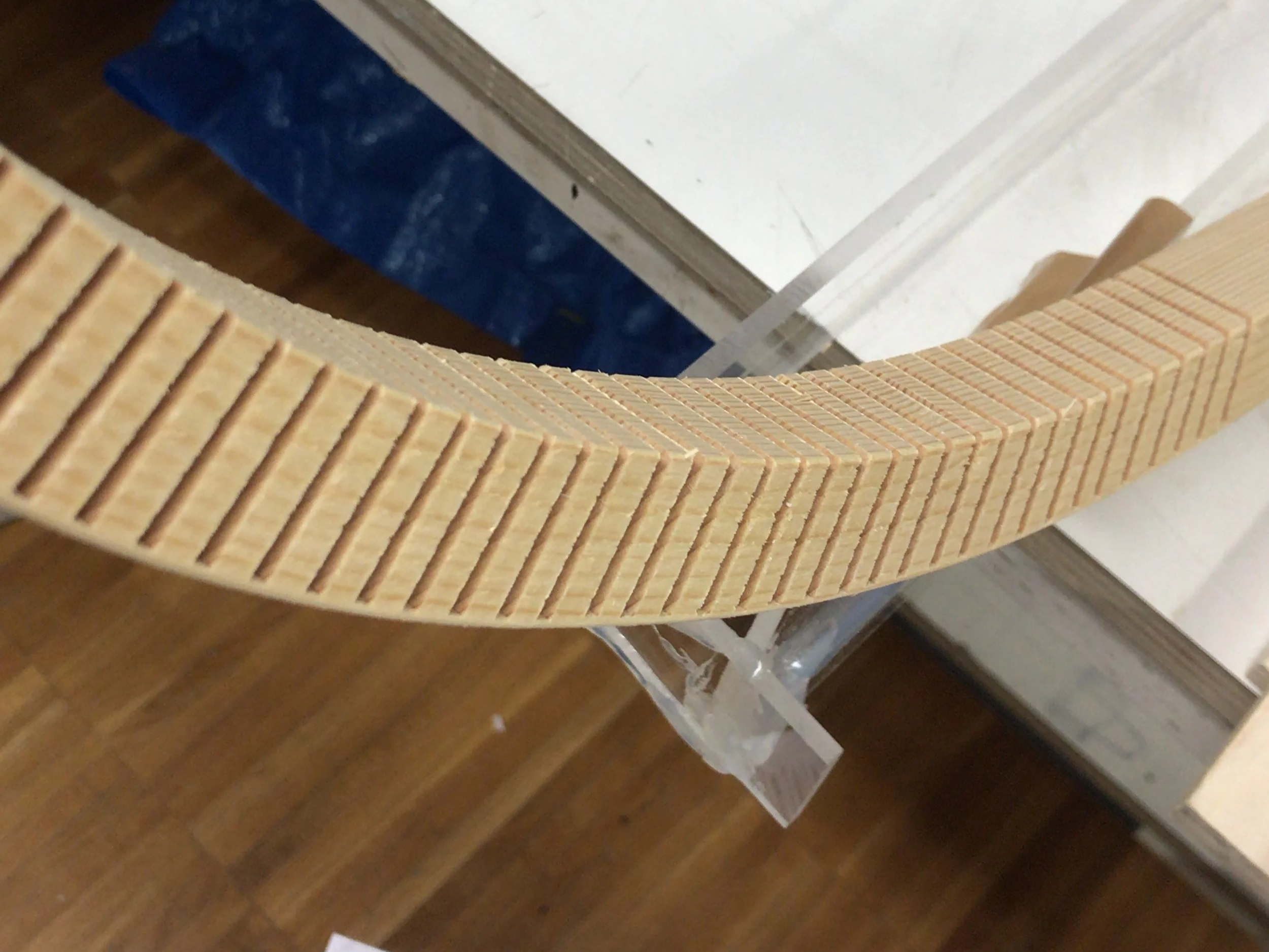 Intaccatura (kerfing) di un listello di legno massello.