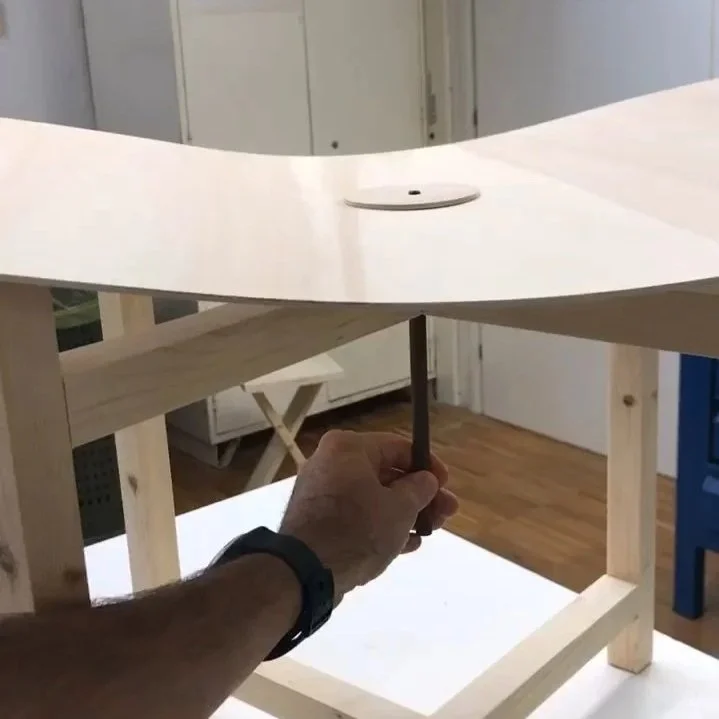 Prova di flessibilità di un foglio di legno.