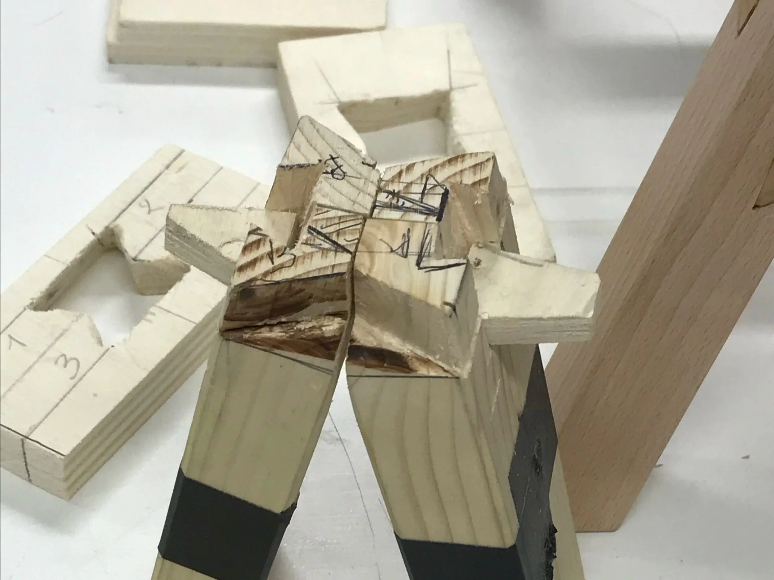 Studio preliminare per l'incastro di una seduta in legno