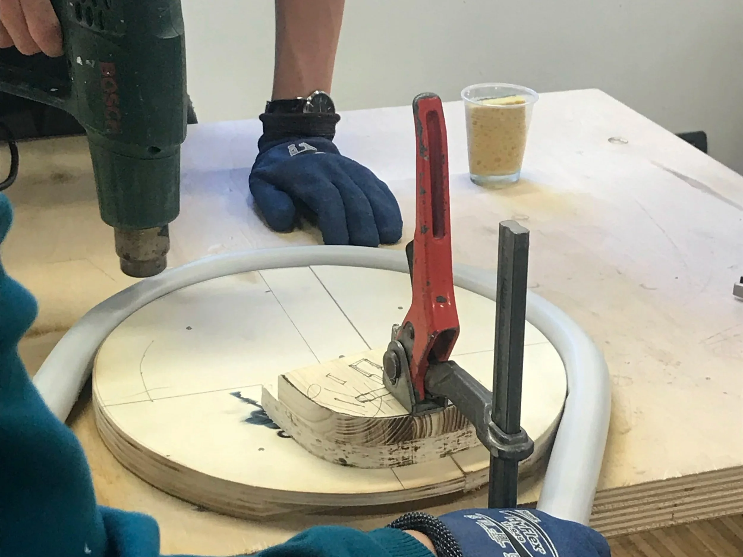 Piega di un tubo in PE (polietilene) su una dima