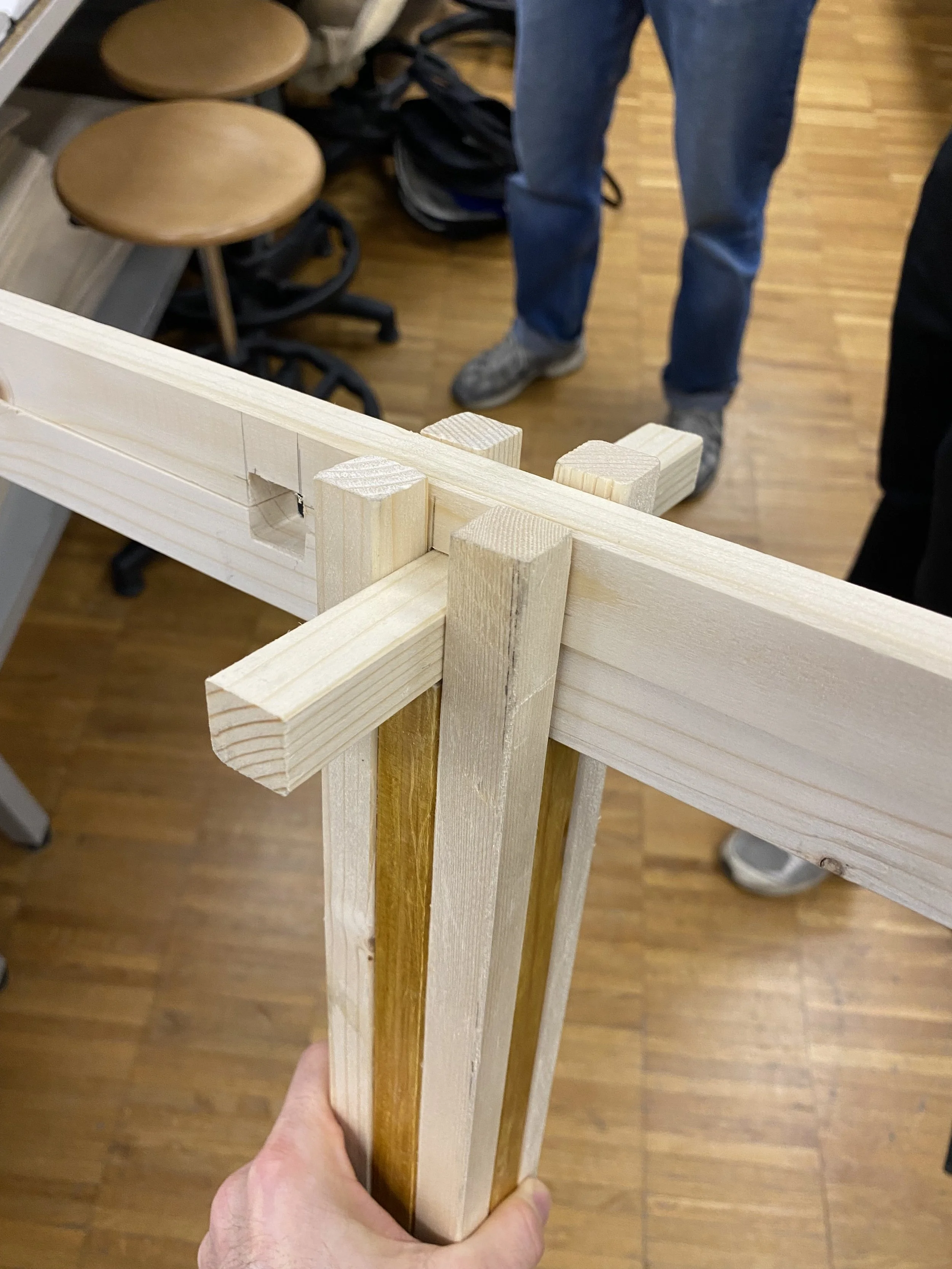 Immagine di un progetto di falegnameria con collegamenti a incastro tra parti in legno.