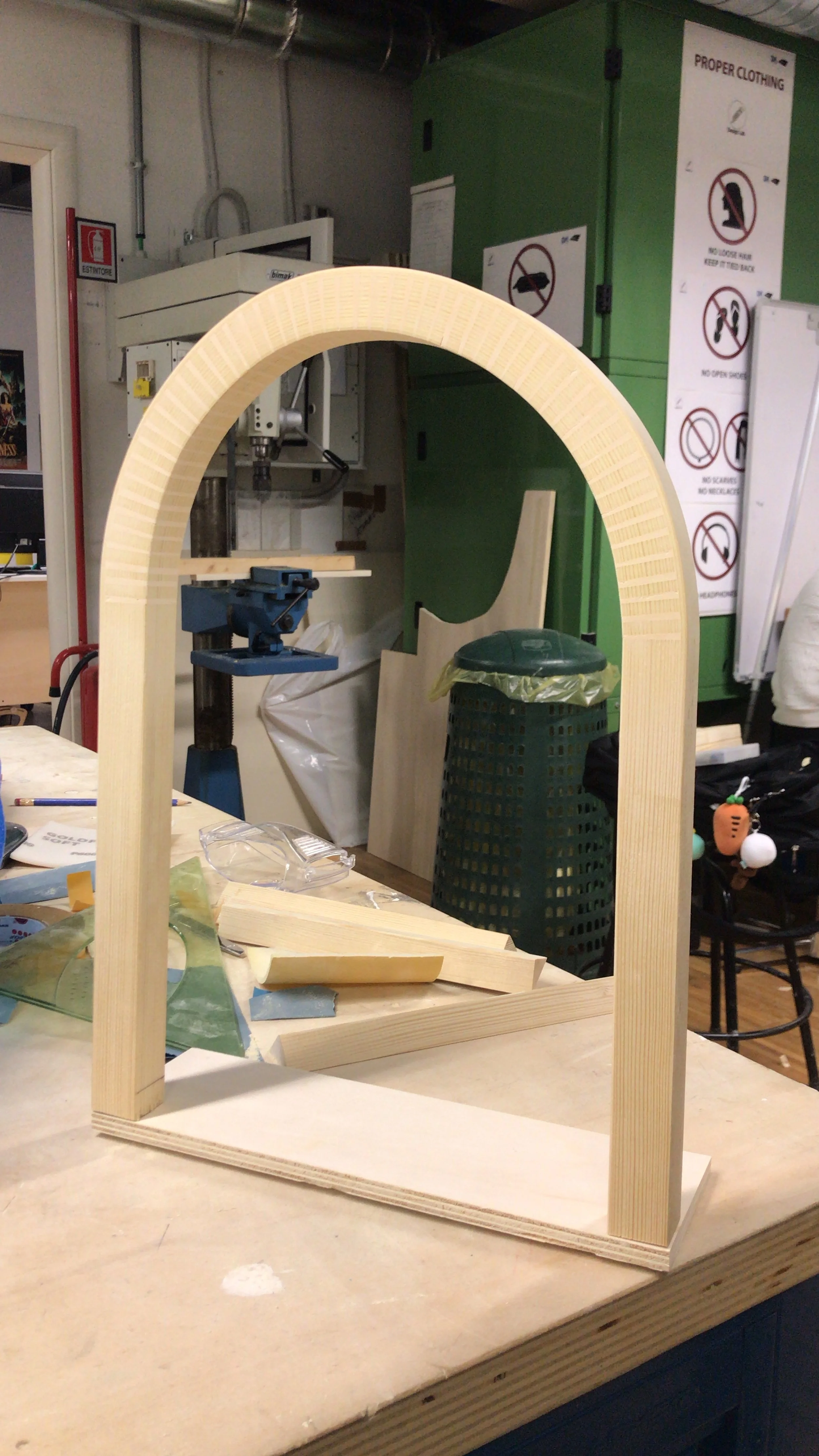 Prototipo di una curva in laminato di legno massello