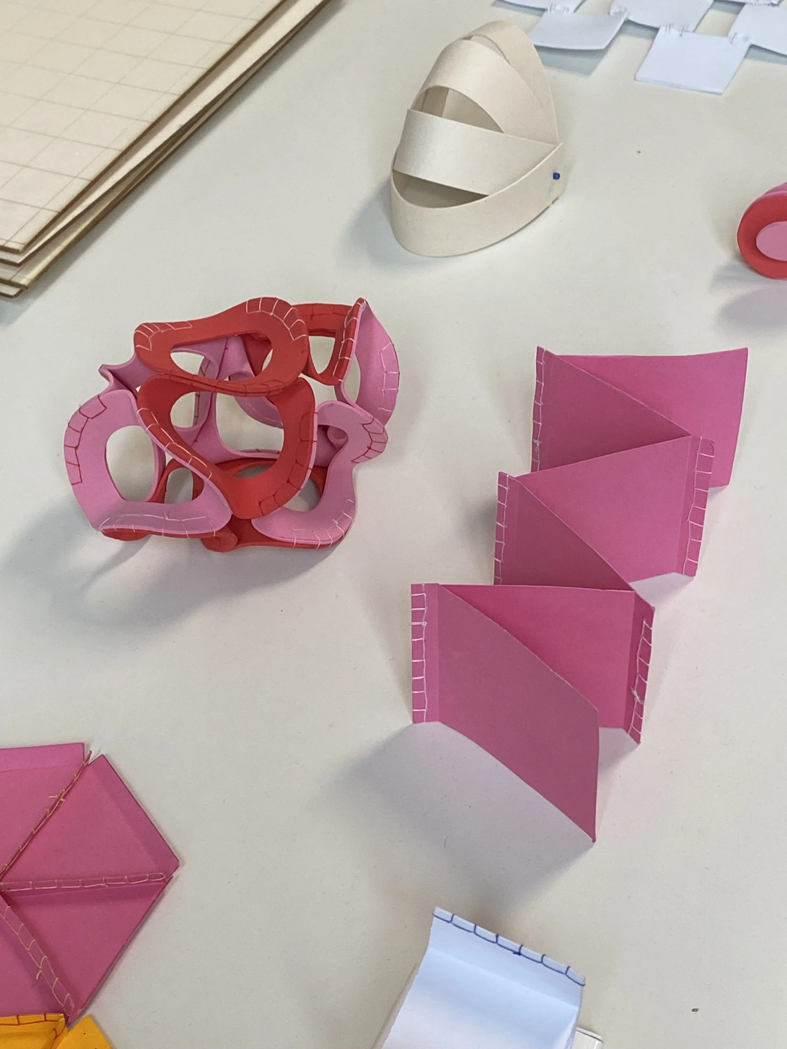 Prototipi di modelli 3D a partire da fogli di carta e schiuma.