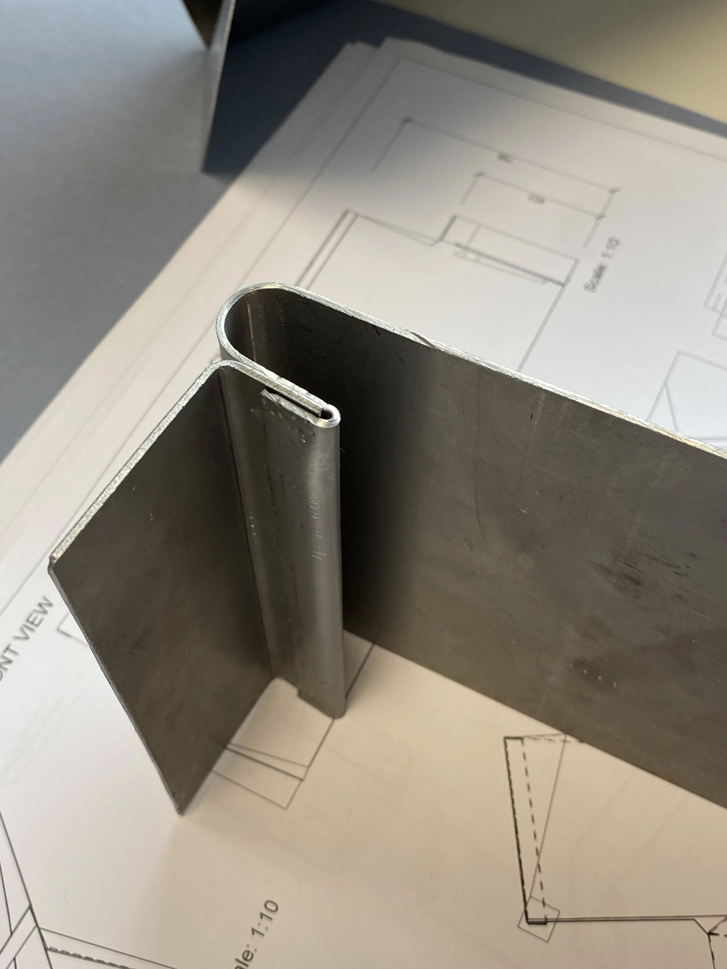 Giunzione in metallo ribattuta
