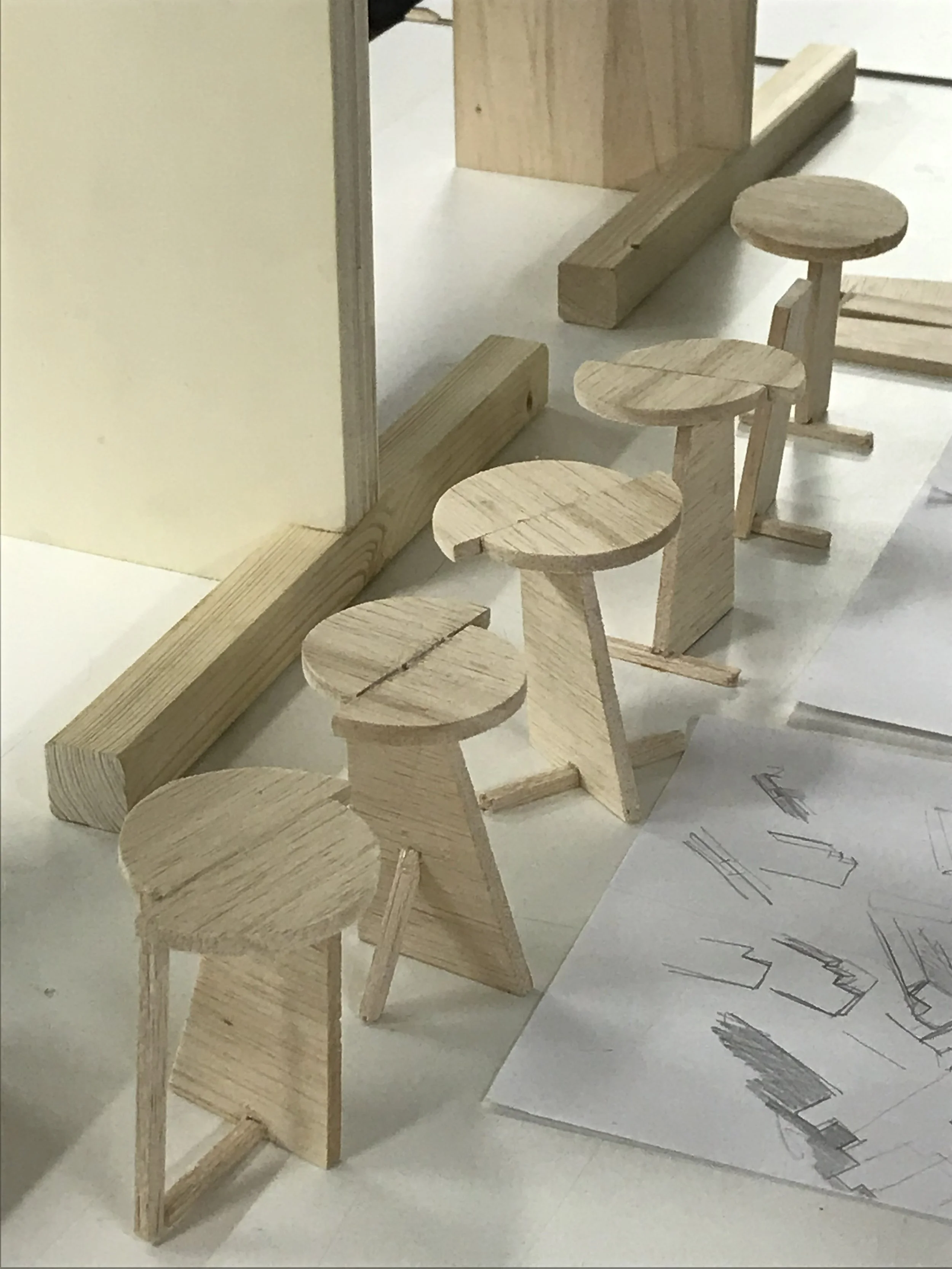 Modelli in scala di sgabelli e sedute in legnoì