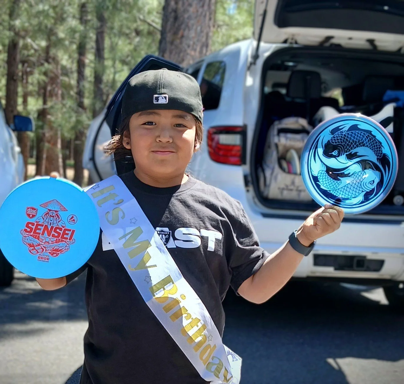 A special present from Dad on Kois 8th birthday. Koi and family had a great day at Tuthill DGC in beautiful Flagstaff! π Birthday bonus putter from DGD&D!βΊοΈ Happy Birthday Koi π Design ID: Yin Yang Koi
https://discgolfdyes.store/2-koi-4-koi-8-