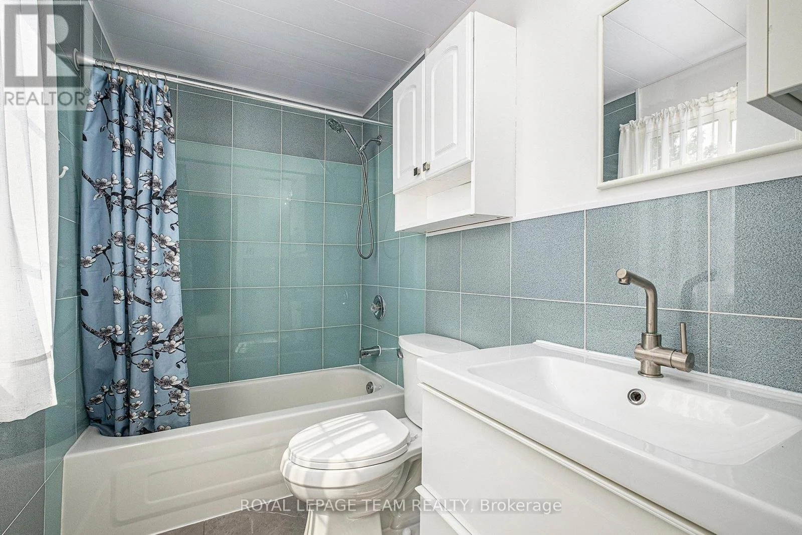 2806 Killarney Dr Bathroom