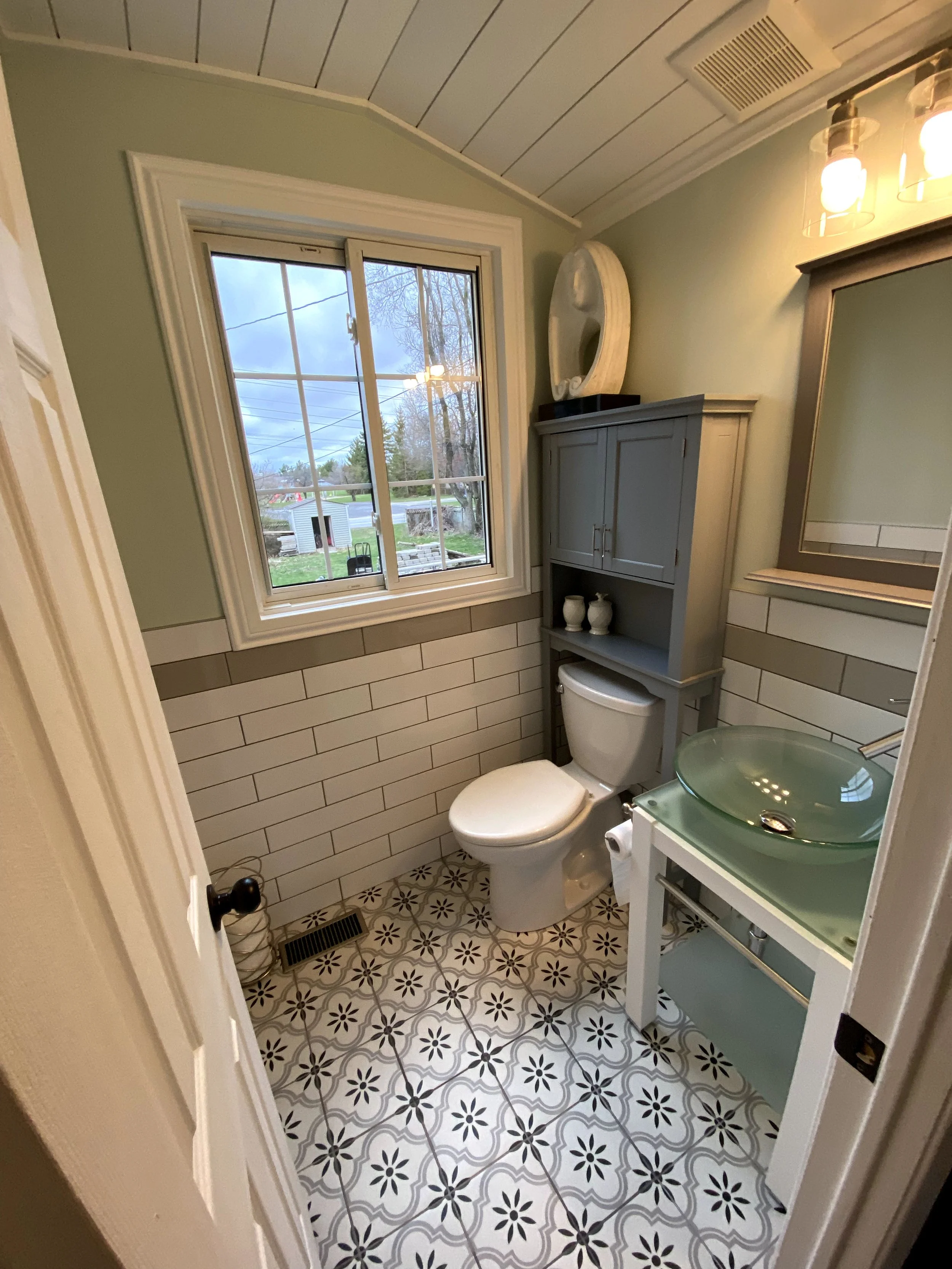 Kramer Ave Powder Room