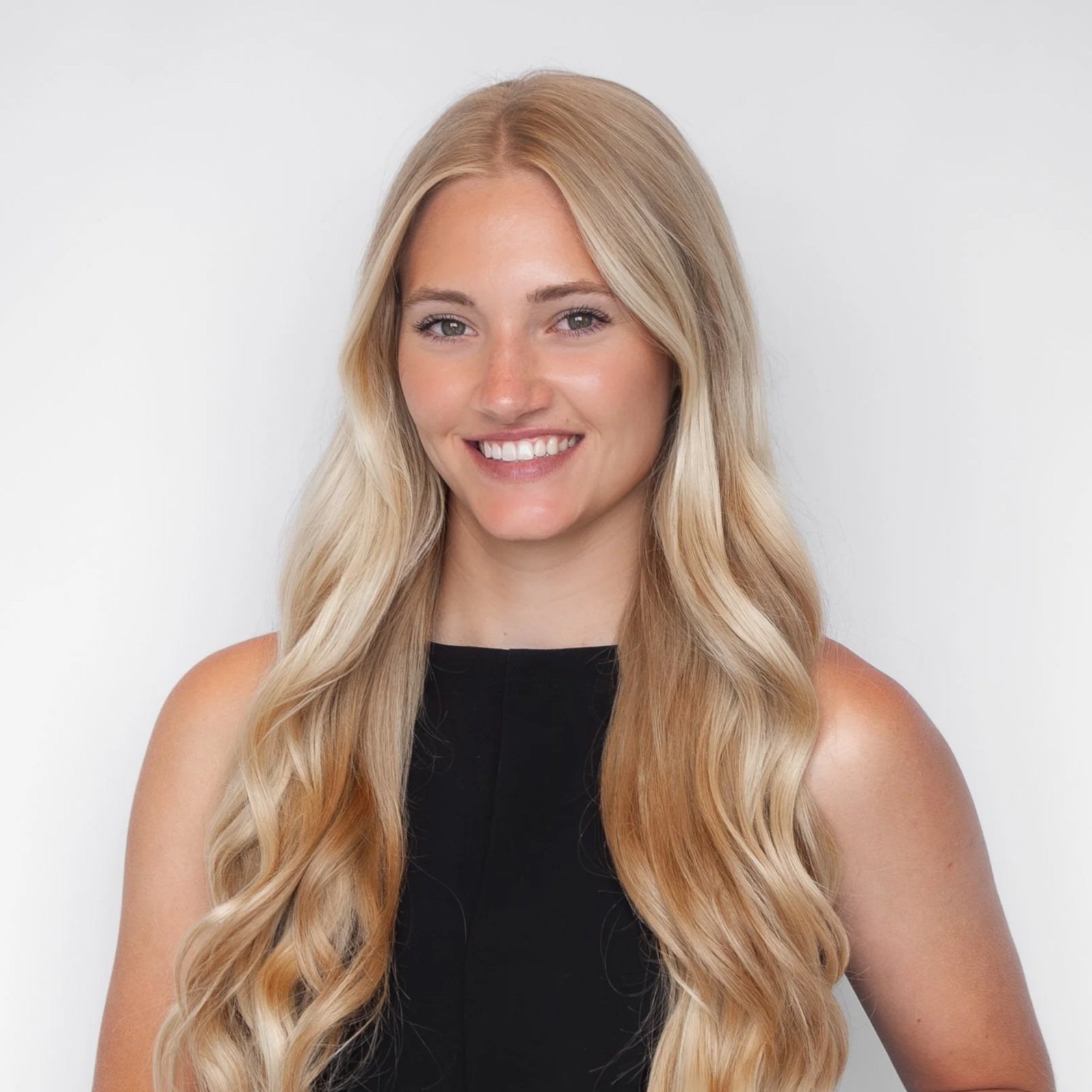 Taya Chelmo Headshot
