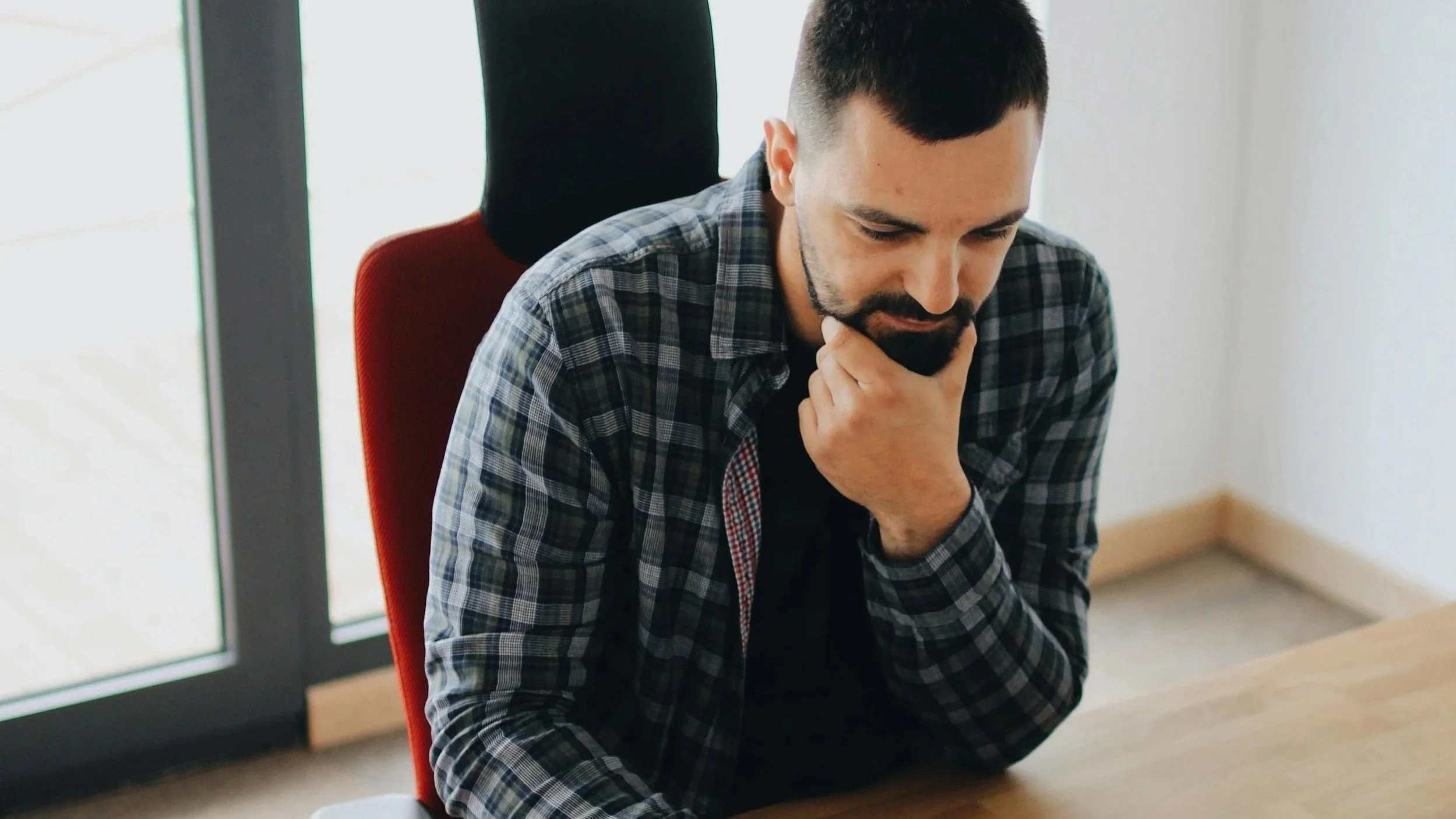 Professional candidate confidently discussing salary expectations and value with a recruiter during an interview.