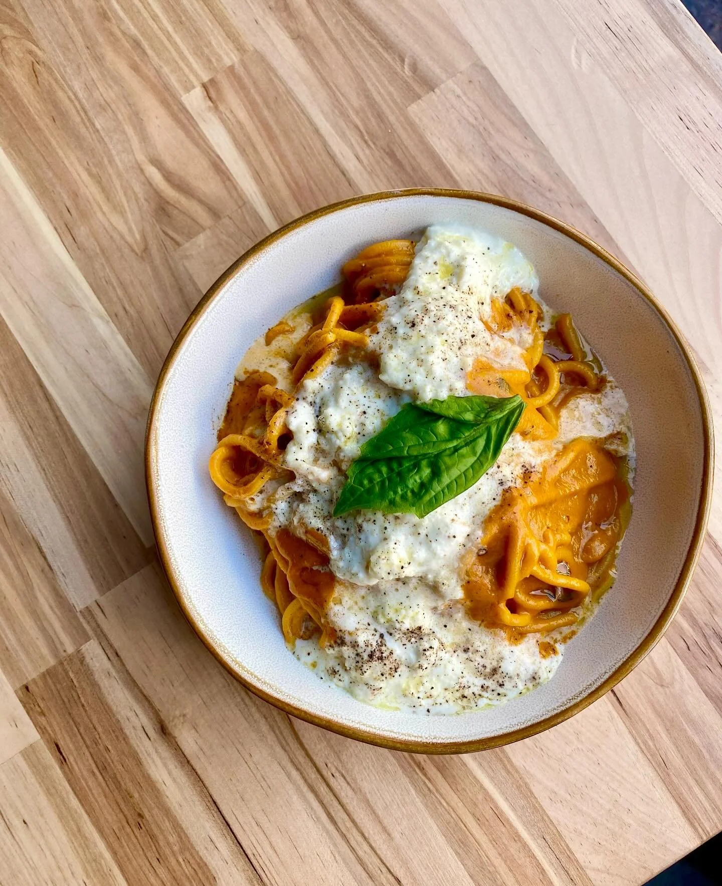 Spaghetti 🍅 sungold tomato sauce, stracciatella, basil

Yes so summer actually isn&rsquo;t over till all the perfect Washington tomatoes are gone&hellip;. On the menu in Queen Anne! 

#spaghetti #tomatoseason #sesttlepasta #seattlerestaurants