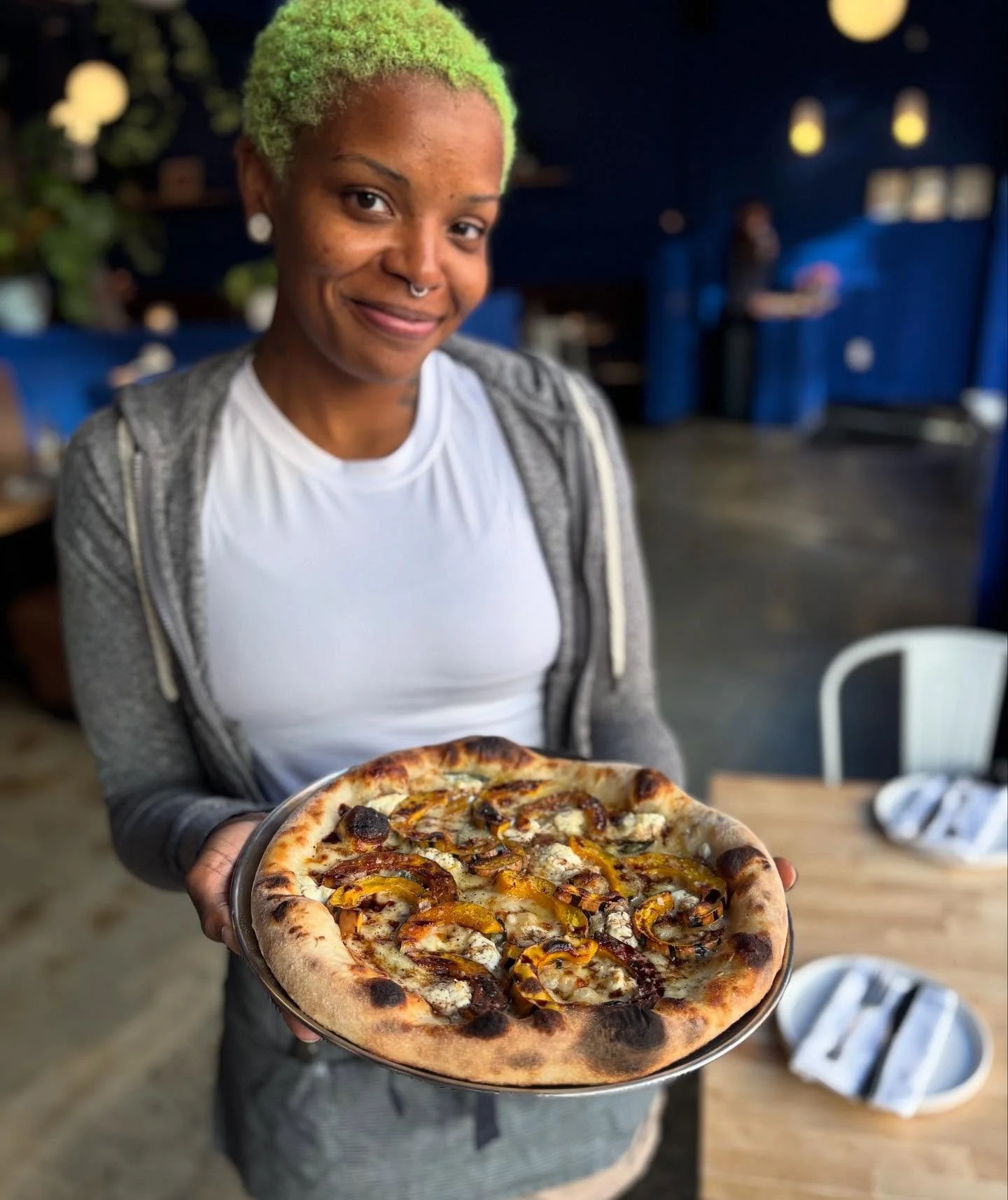 😍!!! Cake showing off the Delicata Queen! The perfect fall pie, warming and rich with that good crust crunch. Chilly weather calls for wholesome grub, so come and get! 

On the menu in Queen Anne 🍯

#squashseason #squashpizza #seattlepizza #natural