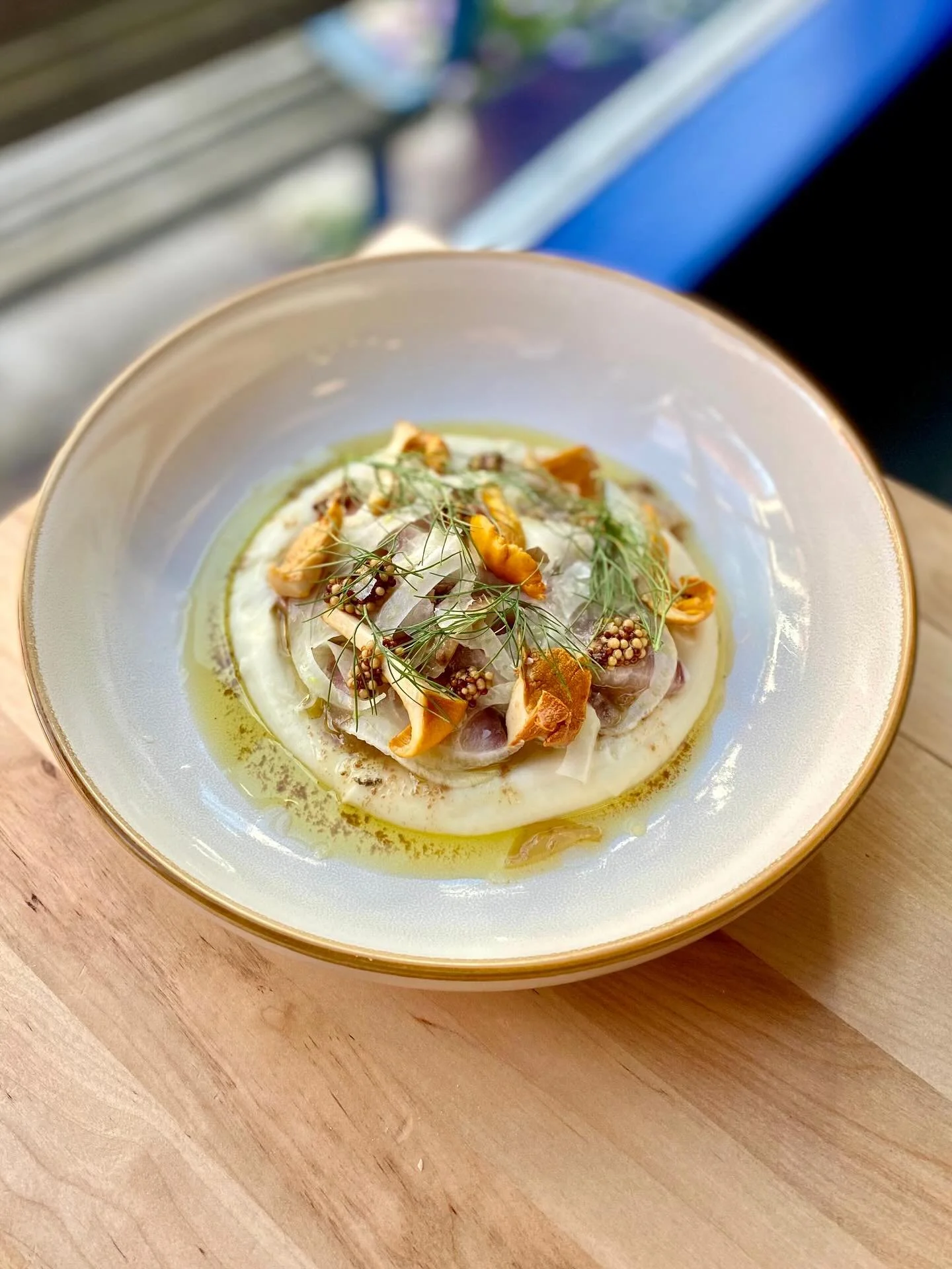 HELLO and happy beautiful Wednesday to you &amp; yours🌤️ A perfect day for a perfect dish&hellip; 

Our newest fav! Hamachi Crudo with celeriac pur&eacute;e, bagna cauda, pickled chanterelle, fennel, &amp; mustard seed. 

On the menu in Queen Anne ?