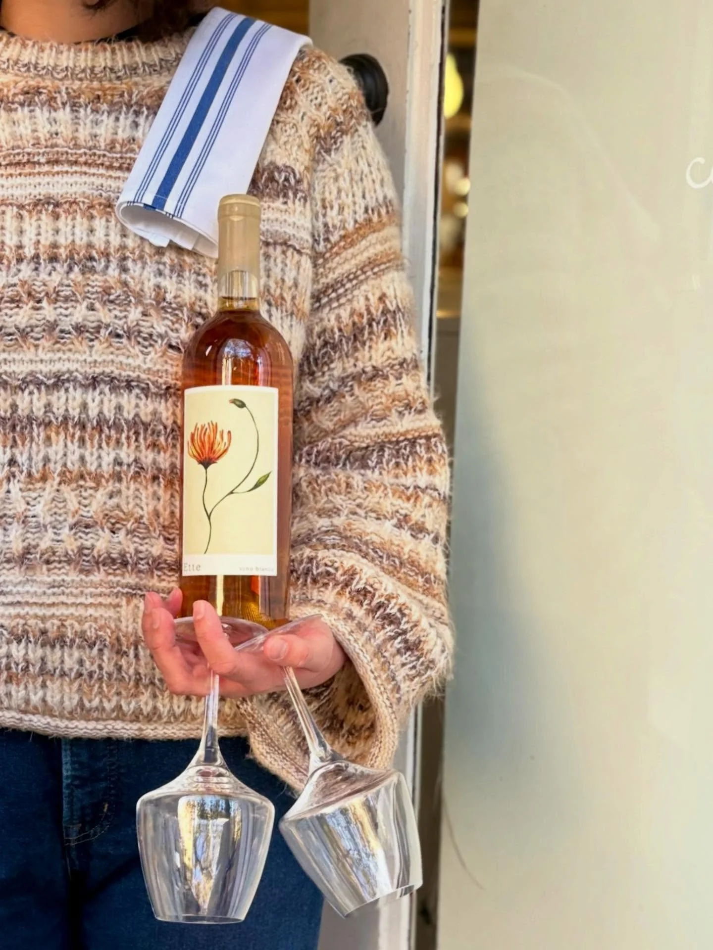 One our favs on Capitol Hill is the &ldquo;Ette&rdquo;, a delicate orange from @summerwwolff in Piedmont 🌼 This light-bodied Baratuciat is floral and dry, and a pretty perfect pairing with the When Pears Fly pie! 

Winter nights call for good wine a
