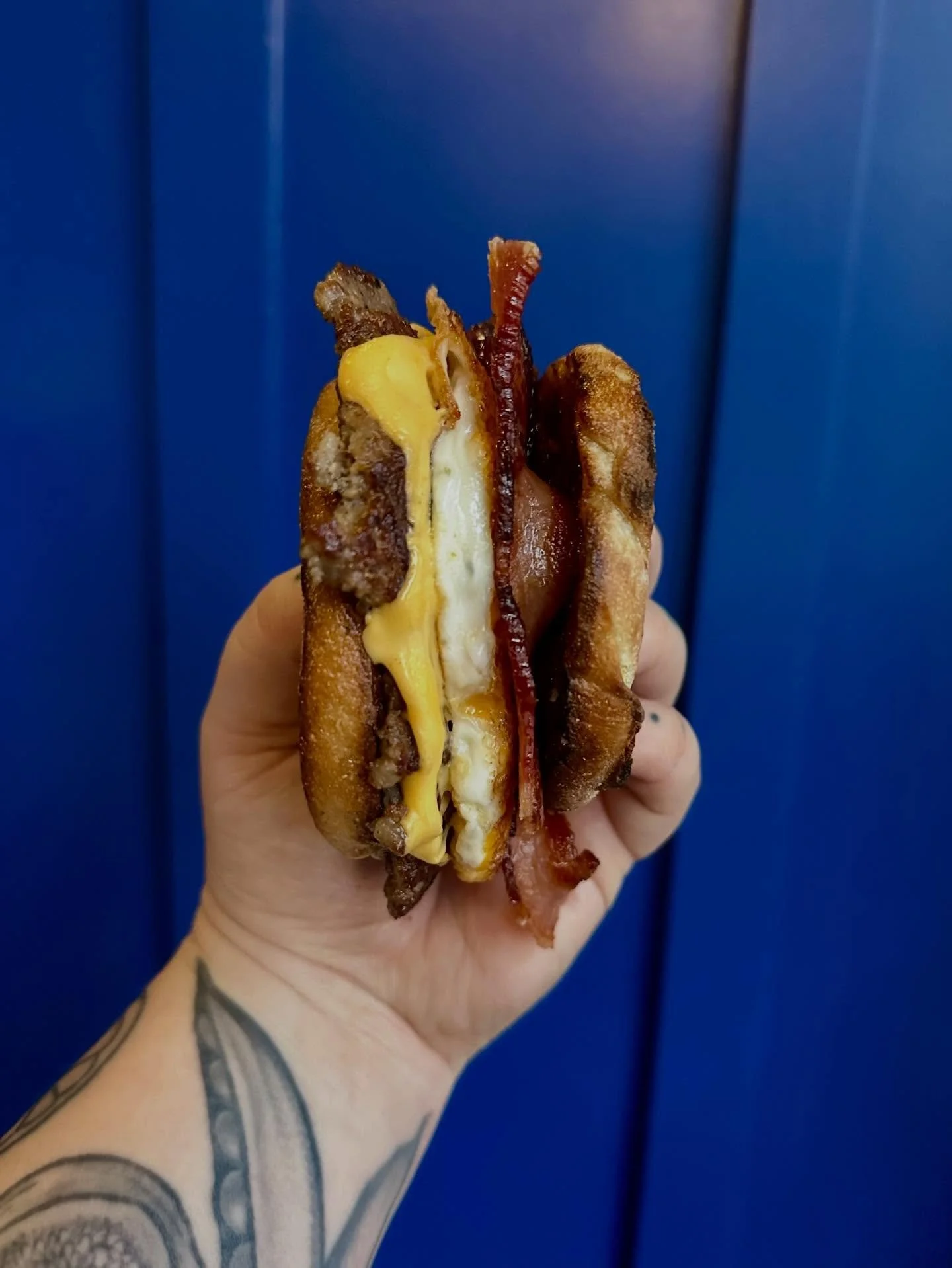 Back at this weekend ☕️ Quick Stop for your breakfast sammy needs in Queen Anne&hellip;&hellip; &amp; YES the hashbrowns will be present 🥔

Sat + Sun, 9a-12p 📍Queen Anne Ave 

#queenannebreakfast #queenanneseattle #seattlebreakfast #weekendbrunch #