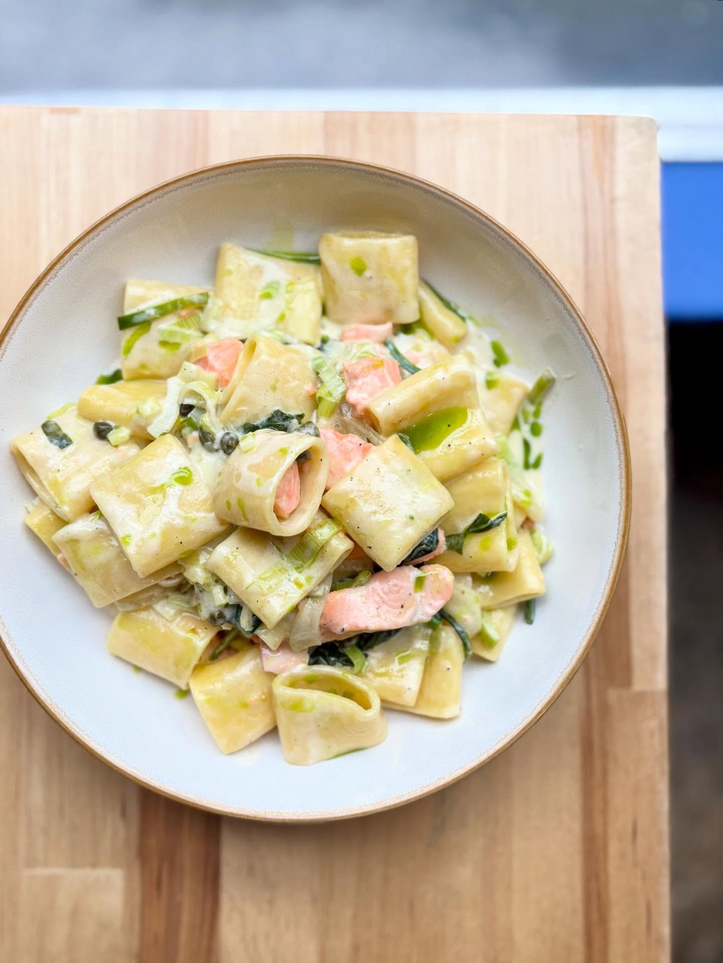 Paccheri 🐟 King salmon, leek, fennel, spinach, cream. Hearty, nourishing, and ohhhhh so satisfying. On the menu in Queen Anne! 

#paccheri #kingsalmon #seattlepasta #queenanneseattle #seattlerestaurants
