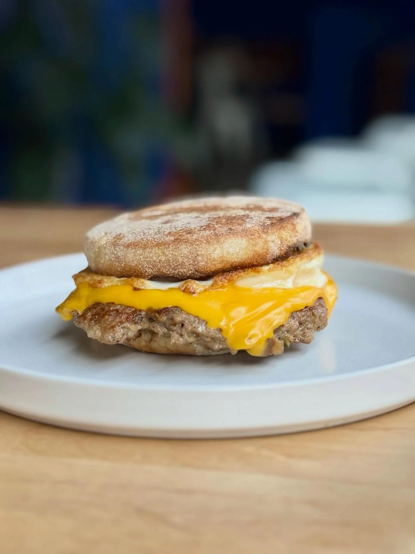 Little Mac 🍳 Toasted English muffin, jalape&ntilde;o butter, breakfast sausage, fried egg, American cheese. 

See you on Queen Anne Avenue tomorrow morning 9a-12p, for your Saturday Quick Stop ☕️

#seattlebreakfast #sundaybreakfast #queenannebreakfa