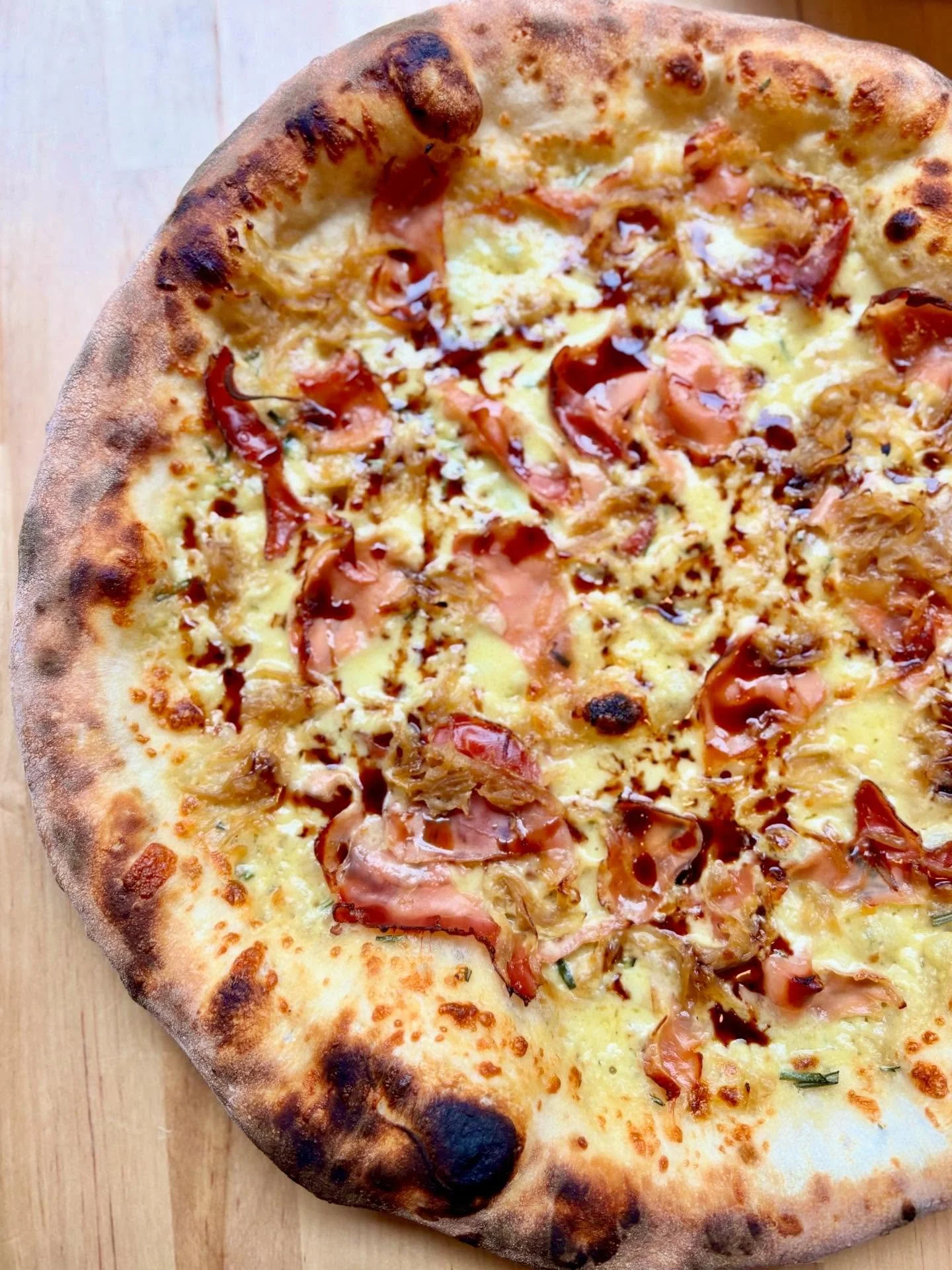 Inspecktah Deck 🍖 speck ham, caramelized onion, fontina cream, rosemary, saba 

On the menu in Queen Anne! 

#naturallyleavened #speckpizza #seattlepizza #seattlerestaurants