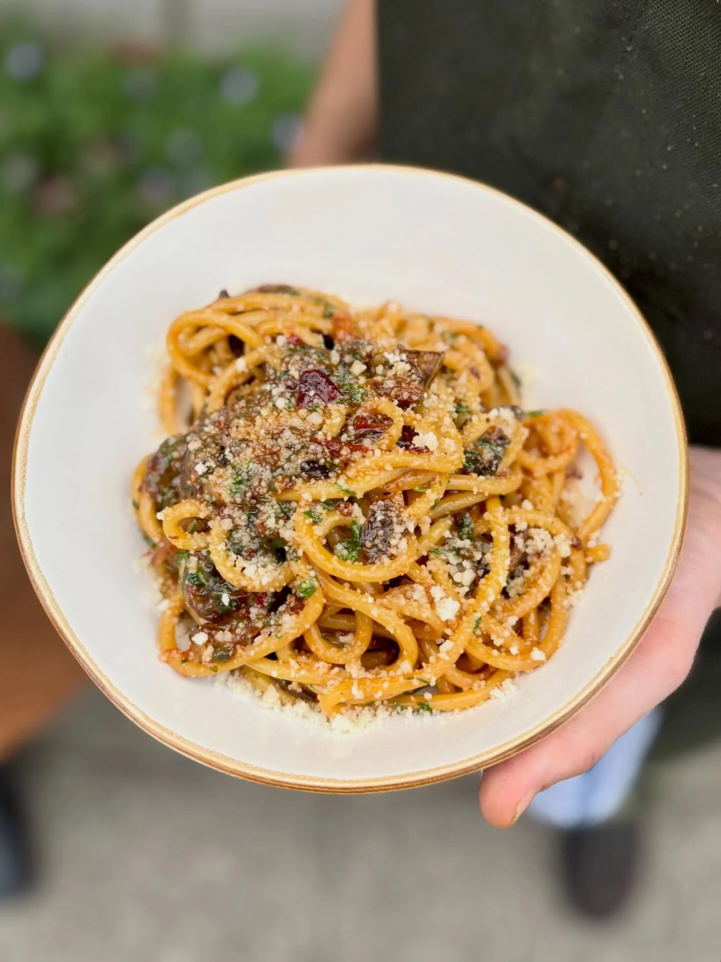 Bucatini 🌶️ smoked Calabrian chili, onion, garlic, parsley, parm. Brings the heat on the chilllllllllyyyy days. On the menu in Queen Anne! 

#bucatini #seattlepasta #seattlerestarants #queenanneseattle #winterpasta