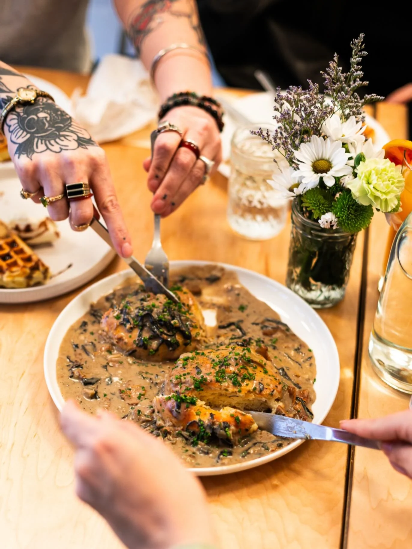 Summit Ave with the delicious brunchies like this Mushroom Biscuits &amp; Gravy, Queen Anne Ave with the breakfast sammies and infamous hashbrowns 🥔 See you soon friends! 

Both locations open 9a-12p, Sat &amp; Sun 
Link in bio to order take-out onl