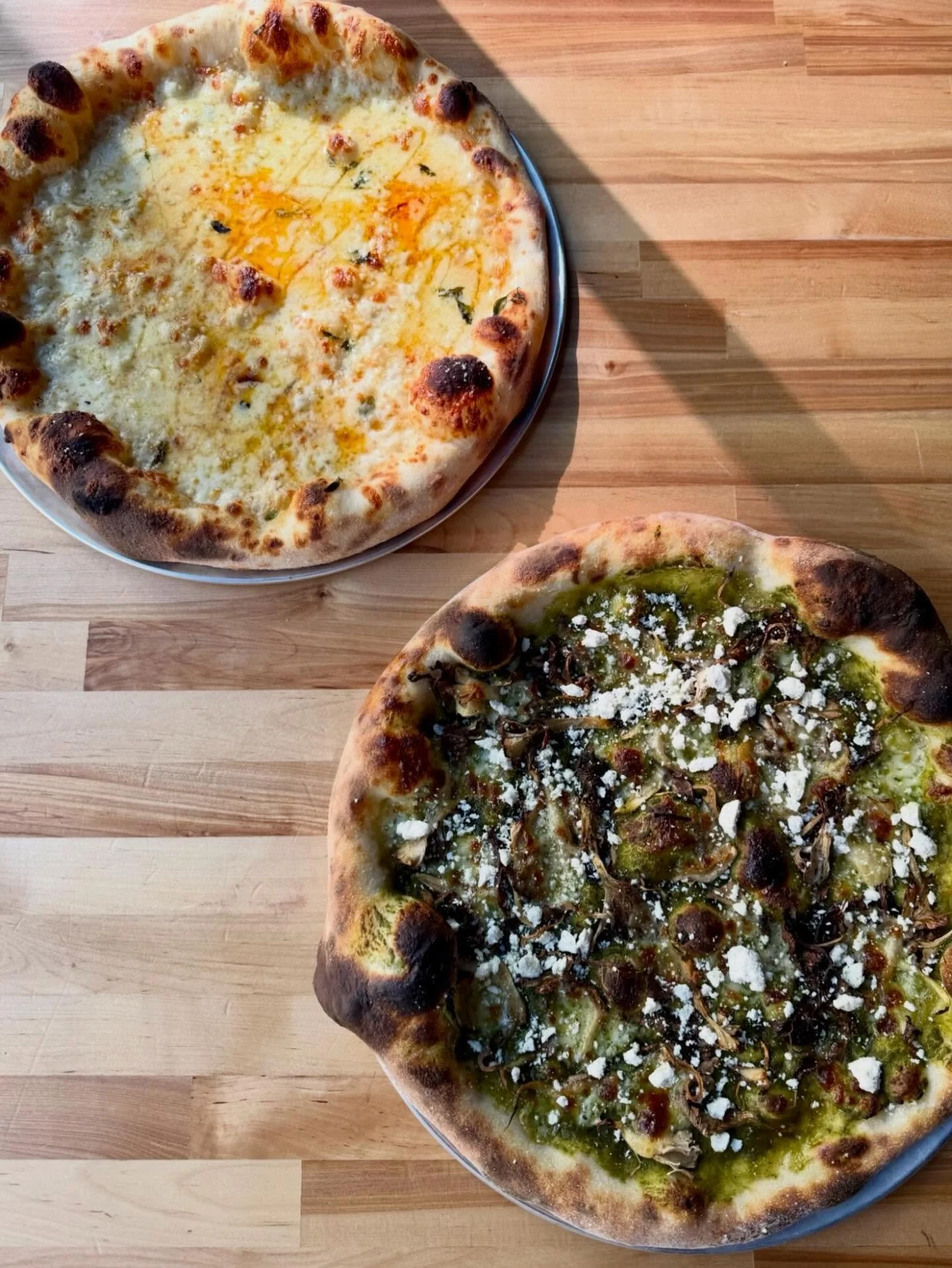 Spring soaked pies hit the menu in Queen Anne this week 🥰 

the cheesy one&hellip;.
Garlo Hunnay - fontina, hand stretched mozzarella, double garlic fresh &amp; confit, oregano, and our beloved hot honey. 

#naturallyleavened #seattlepizza #queenann